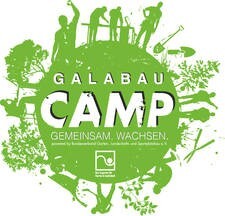 LOGO_GALABAU-CAMP 2022 powered by Bundesverband Garten-, Landschafts- und Sportplatzbau e. V.