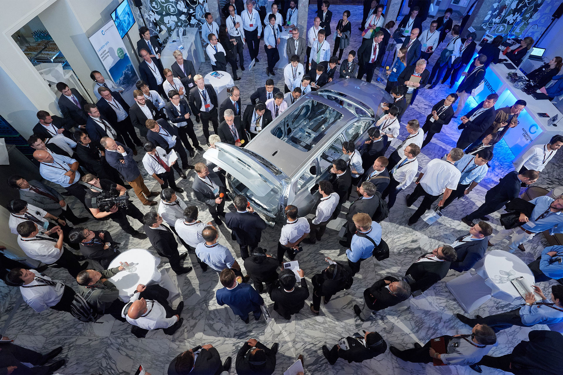 OEM zeigen im Innovation Park der AEE, wie mehr Flexibilität im Produktionsprozess gelingen kann mit der Karosserie des hybriden Volvo V60.
