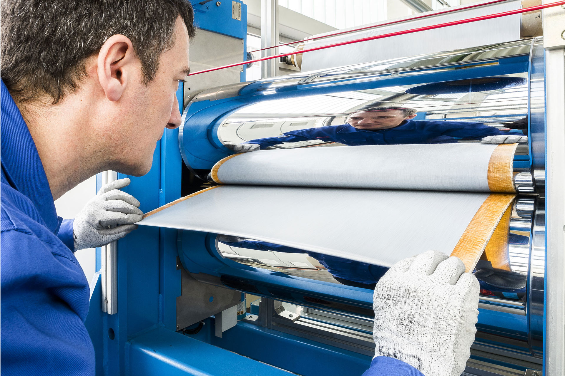 Die Forscher von Neue Materialien Fürth GmbH (NMF) stellen einen Prozess vor, der die etablierte Intervall-Heißpress-Technologie mit den Vorteilen der Direktverarbeitung von Kunststoffgranulaten verbindet und somit mehr Effizienz und Flexibilität bietet