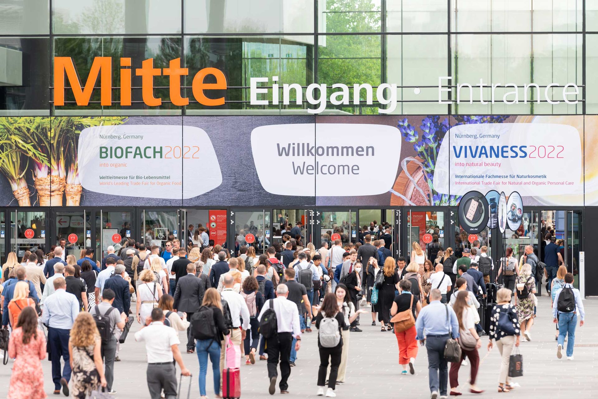 Menschen auf dem Weg zum Eingang des Messe-Duos BIOFACH und VIVANESS 2022.
