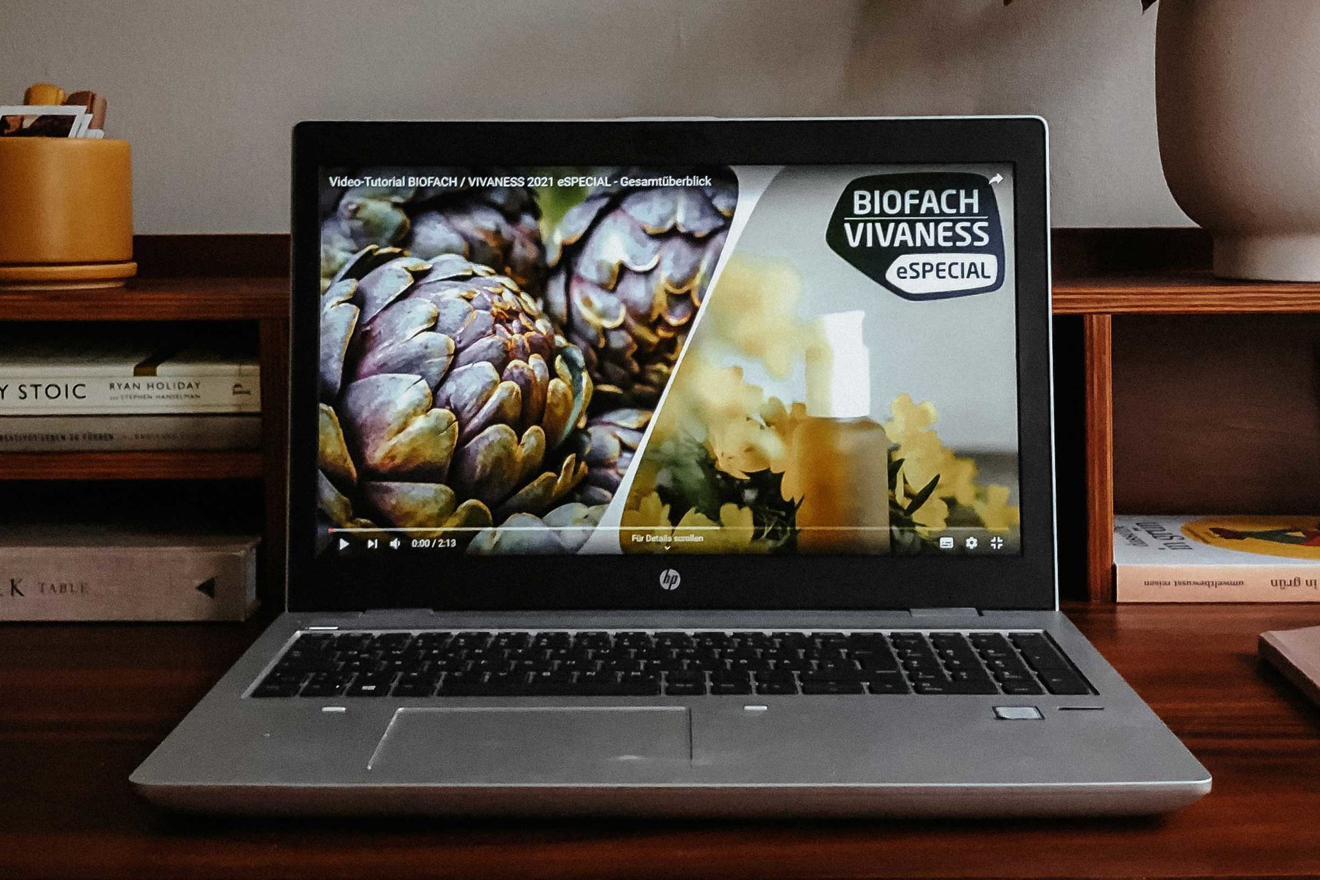 Schreibtisch mit Laptop und BIOFACH/ VIVANESS eSPECIAL Logo