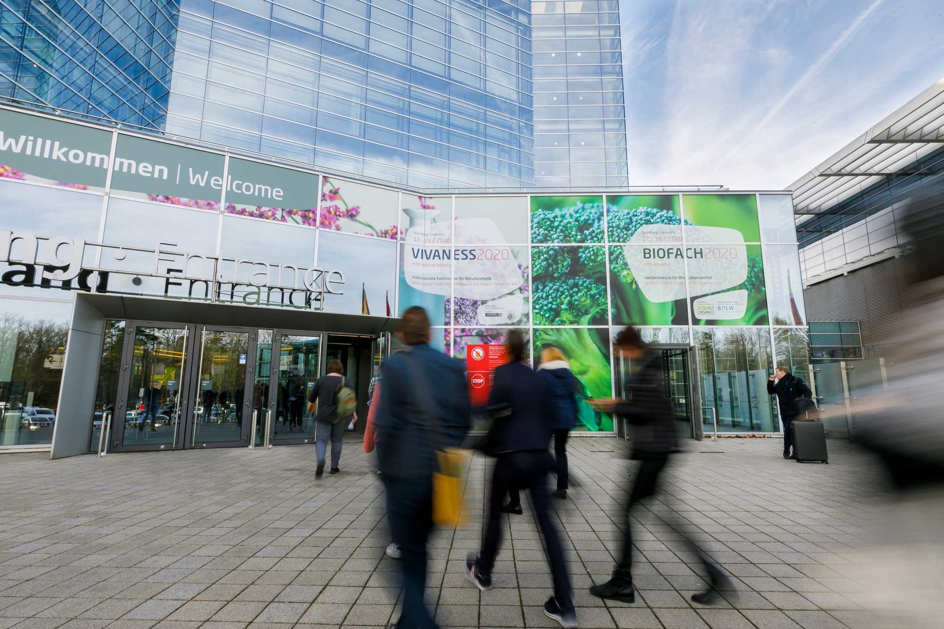 Menschen im Eingangsbereich BIOFACH/ VIVANESS