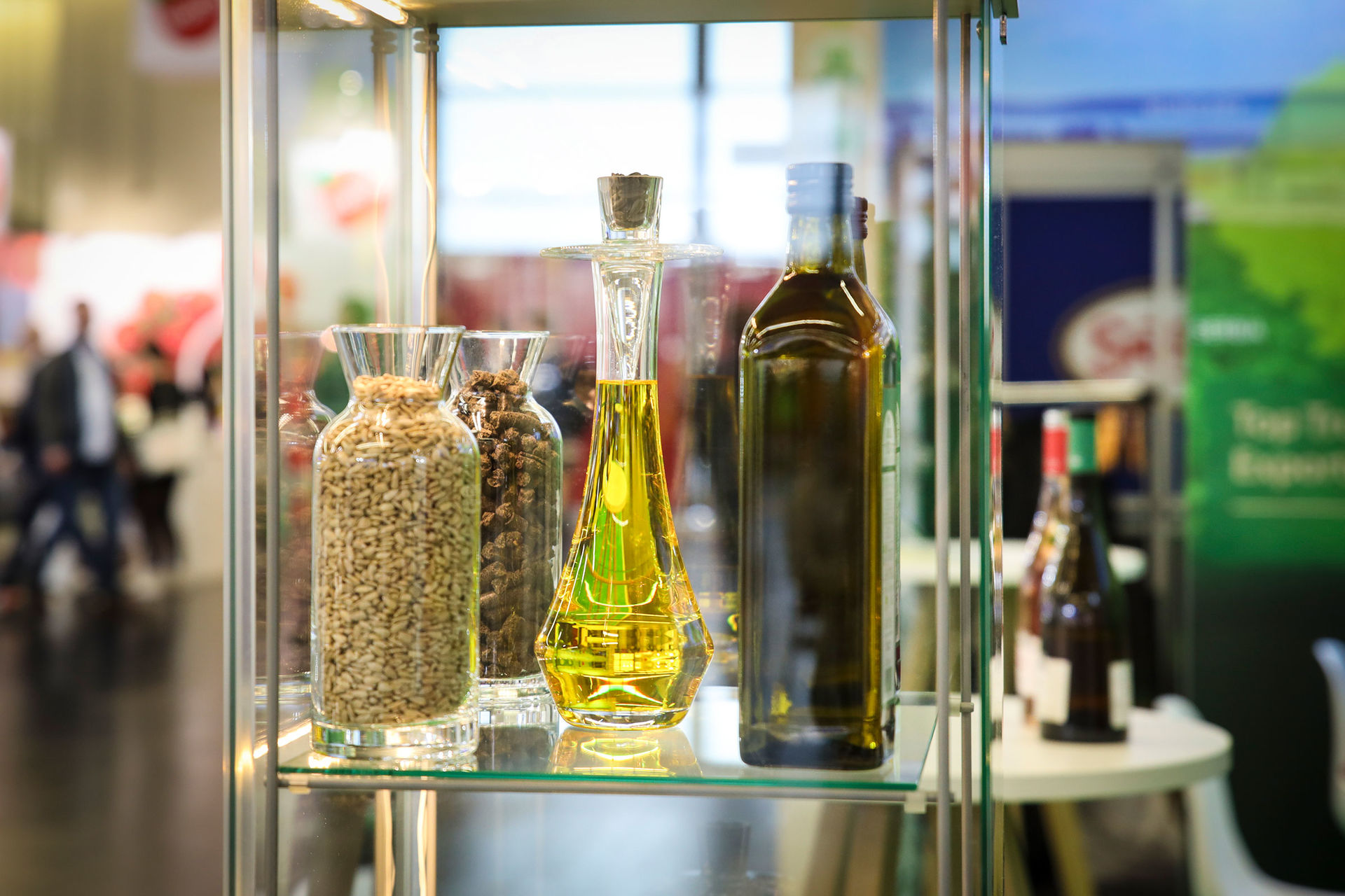 Flaschen und Vasen mit Öl und Getreide im Regal auf der BIOFACH