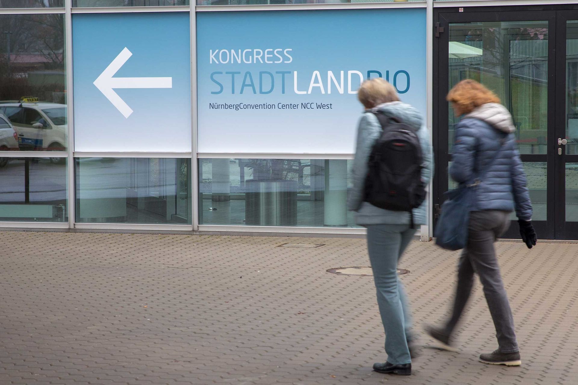 Teilnehmer auf dem Weg zum Kongress STADTLANDBIO