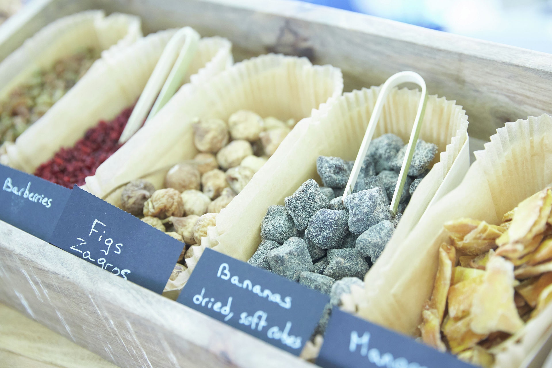 Getrocknete Früchte in kleinen Schälchen am Messestand