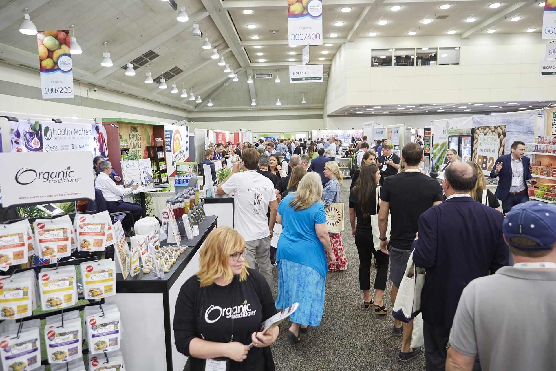 Zahlreiche Besucher informieren sich auf der BIOFACH AMERICA – ALL THINGS ORGANIC über die neuesten Bio-Trends.