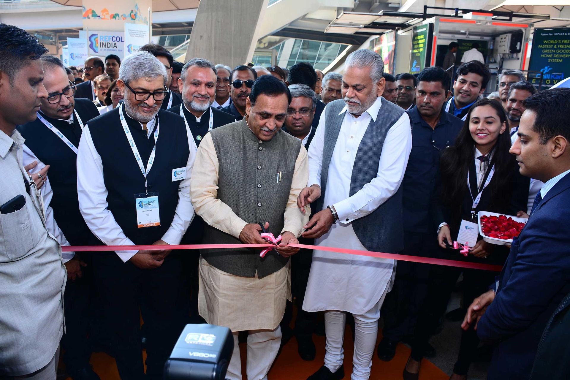 Auf dem Foto sehen Sie die Eröffnungszeremonie der REFCOLD INDIA, VIP-Gäste und Veranstalter der Messe zerschneiden feierlich ein rotes Band. Die REFCOLD INDIA ist die erste internationale Fachmesse und Fachkonferenz Indiens für die Kühlketten-, Industriekälte- und Kühltransportindustrie.
