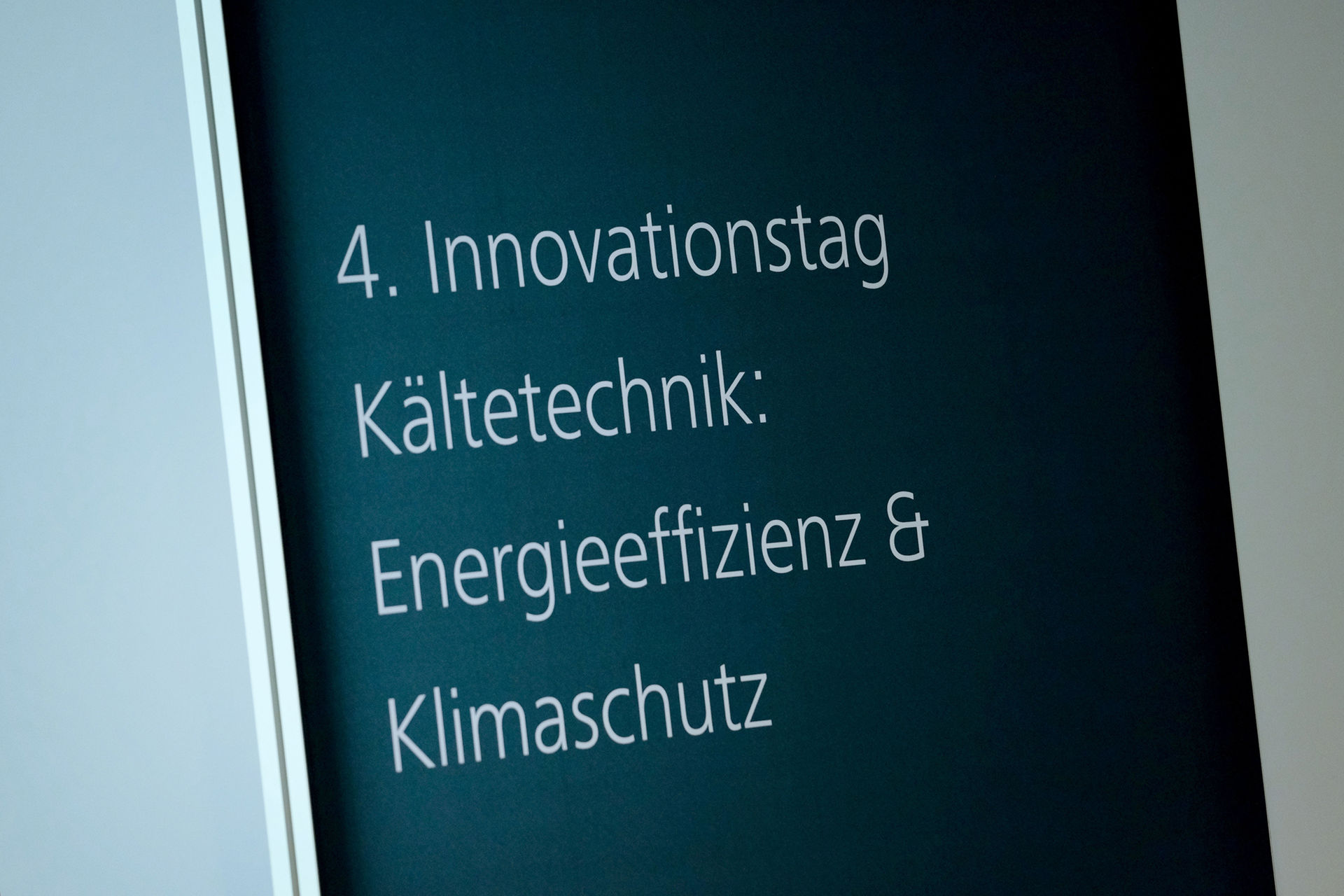 In cooling technology, stringent demands for energy-efficient and environmentally friendly solutions are driving the search for new technologies in line with technical/economic and environmental objectives. Magnetokalorische Kälteerzeugung – Eine Option für Haushaltskühlgeräte? (Magnetocaloric Cooling – an Option for Household Refrigerators?) was introduced at the first Innovation Day for cooling technology in Dresden in 2013. Are there new findings?