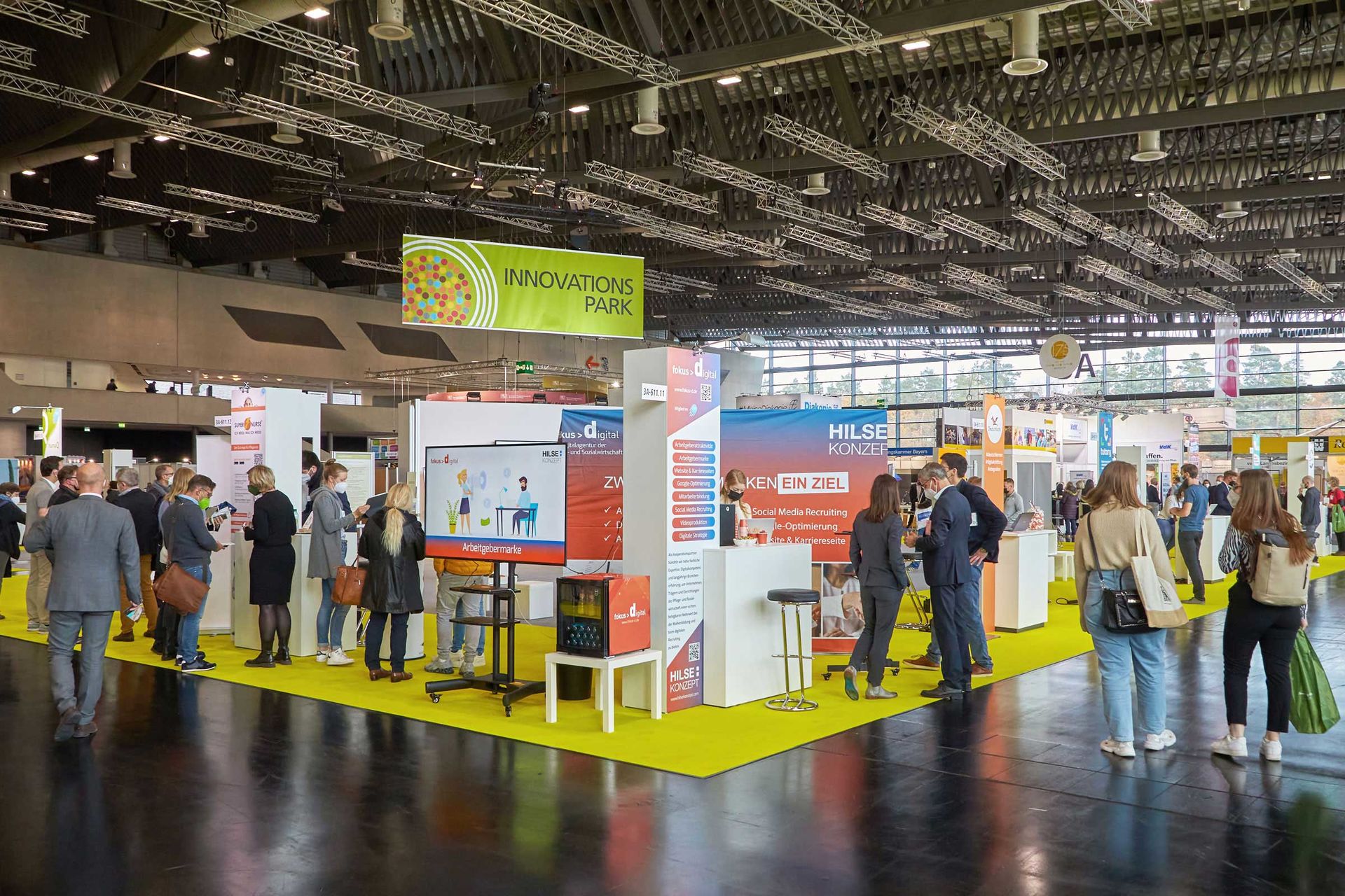 Das Bild zeigt den diesjährigen Innovationspark der ConSozial und das Messegeschehen in der Halle 3A