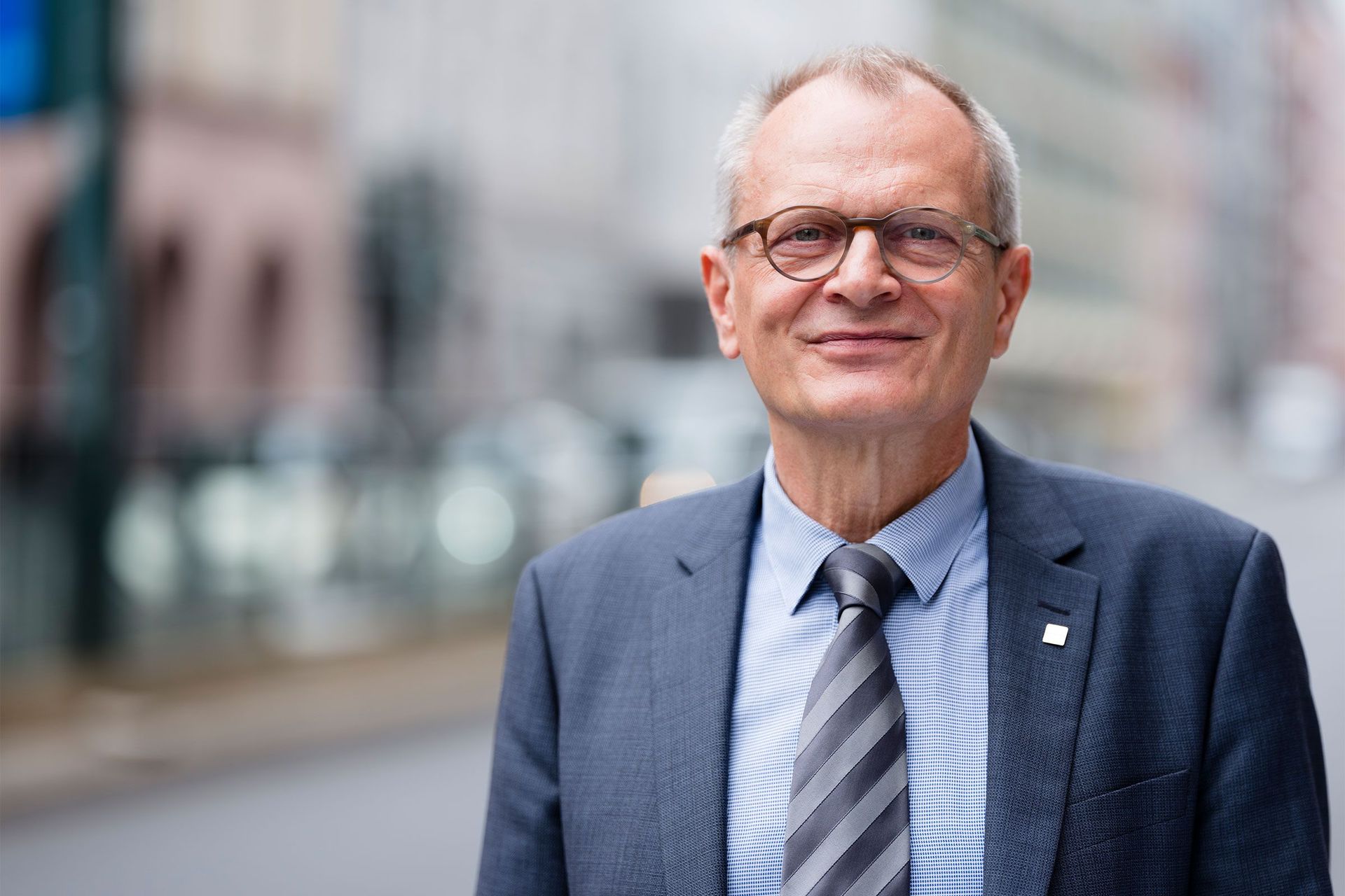Das Bild zeigt Ulrich Lilie. Er ist der Präsident der Bundesarbeitsgemeinschaft der freien Wohlfahrt.