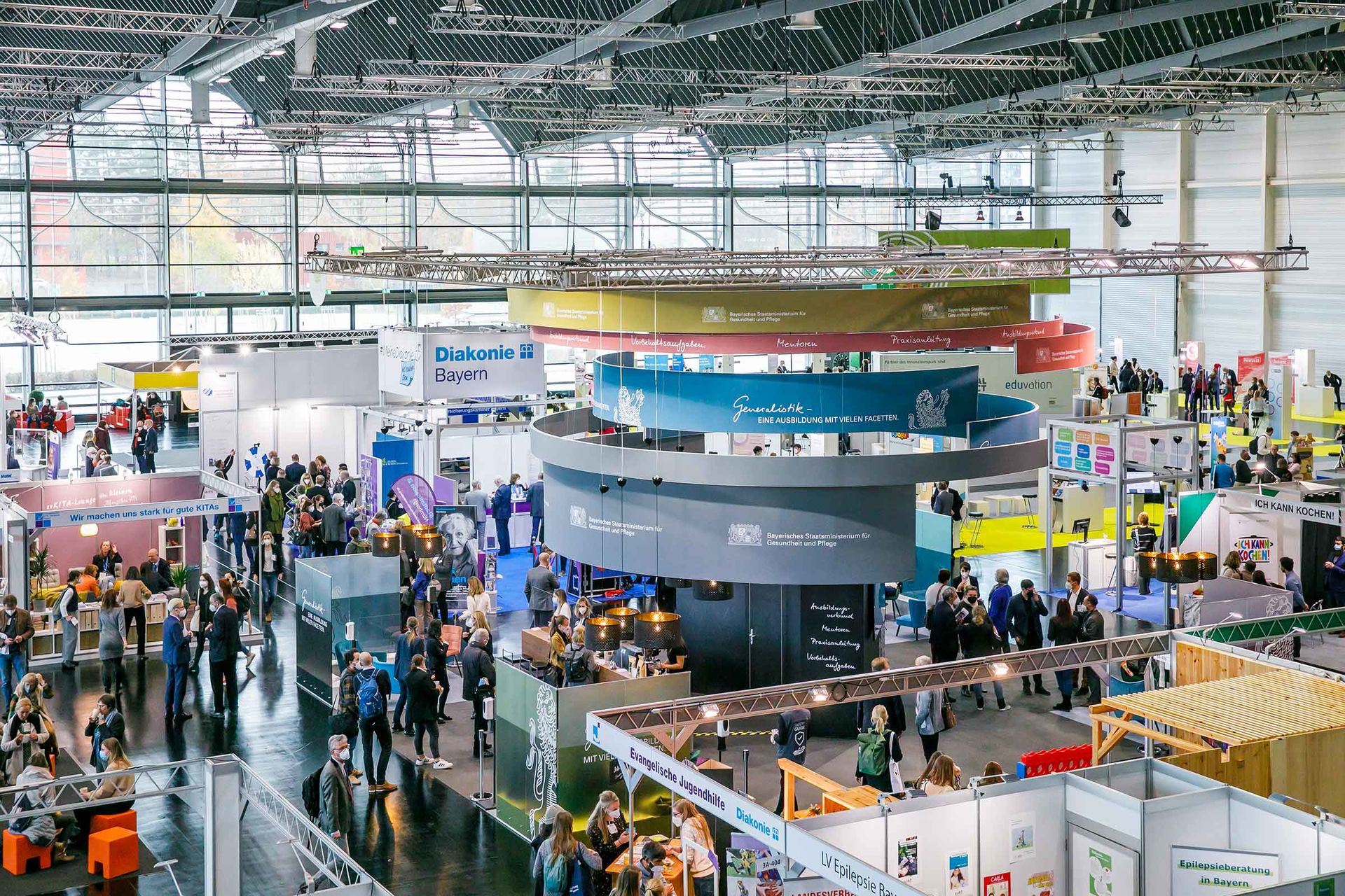 Das Bild zeigt die Messehalle 3A in der Übersicht mit allen Ständen der ConSozial während der Messelaufzeit.