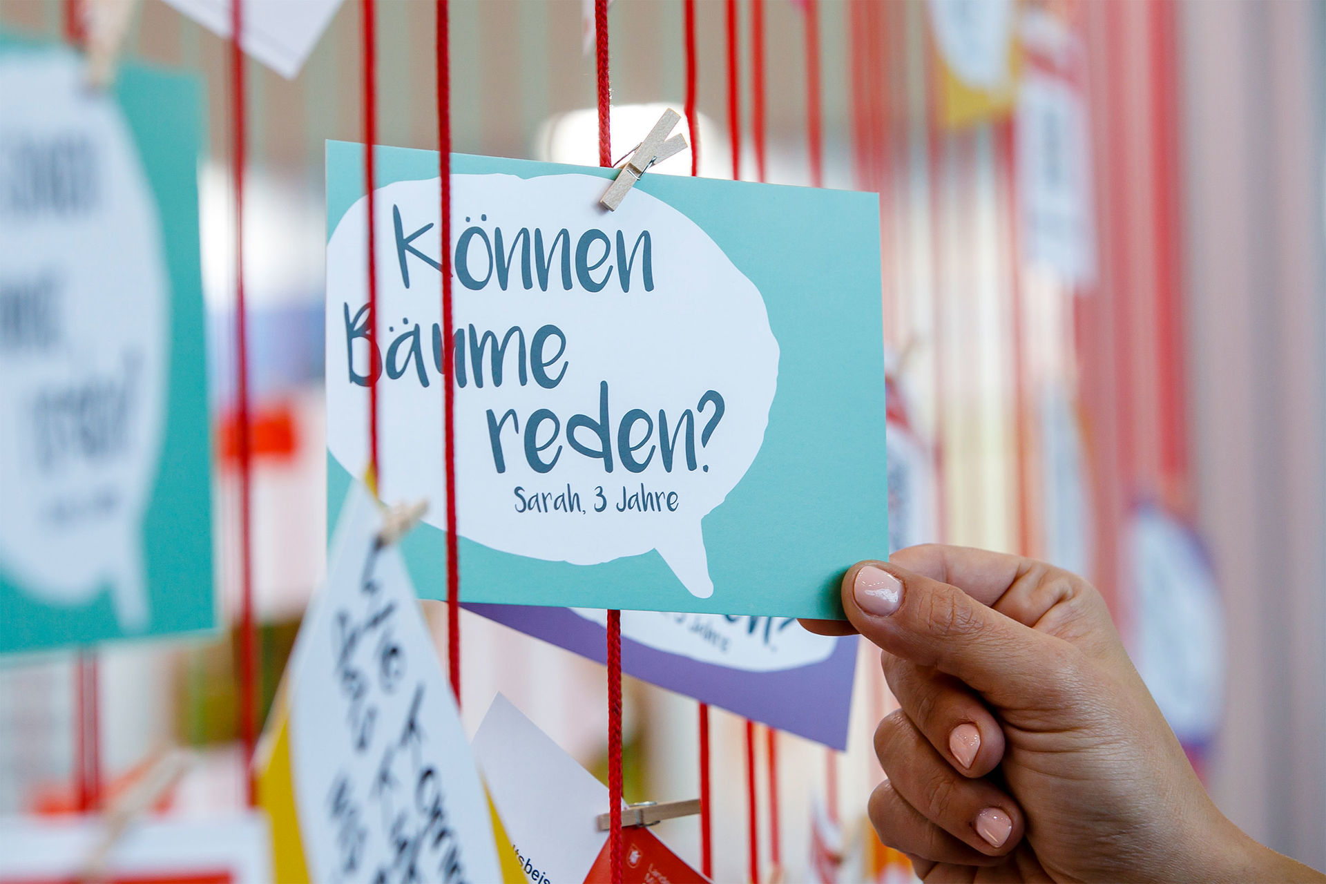 Dieses Bild zeigt eine Postkarte mit der Aufschrift „Können Bäume reden“ von der dreijährigen Sarah.