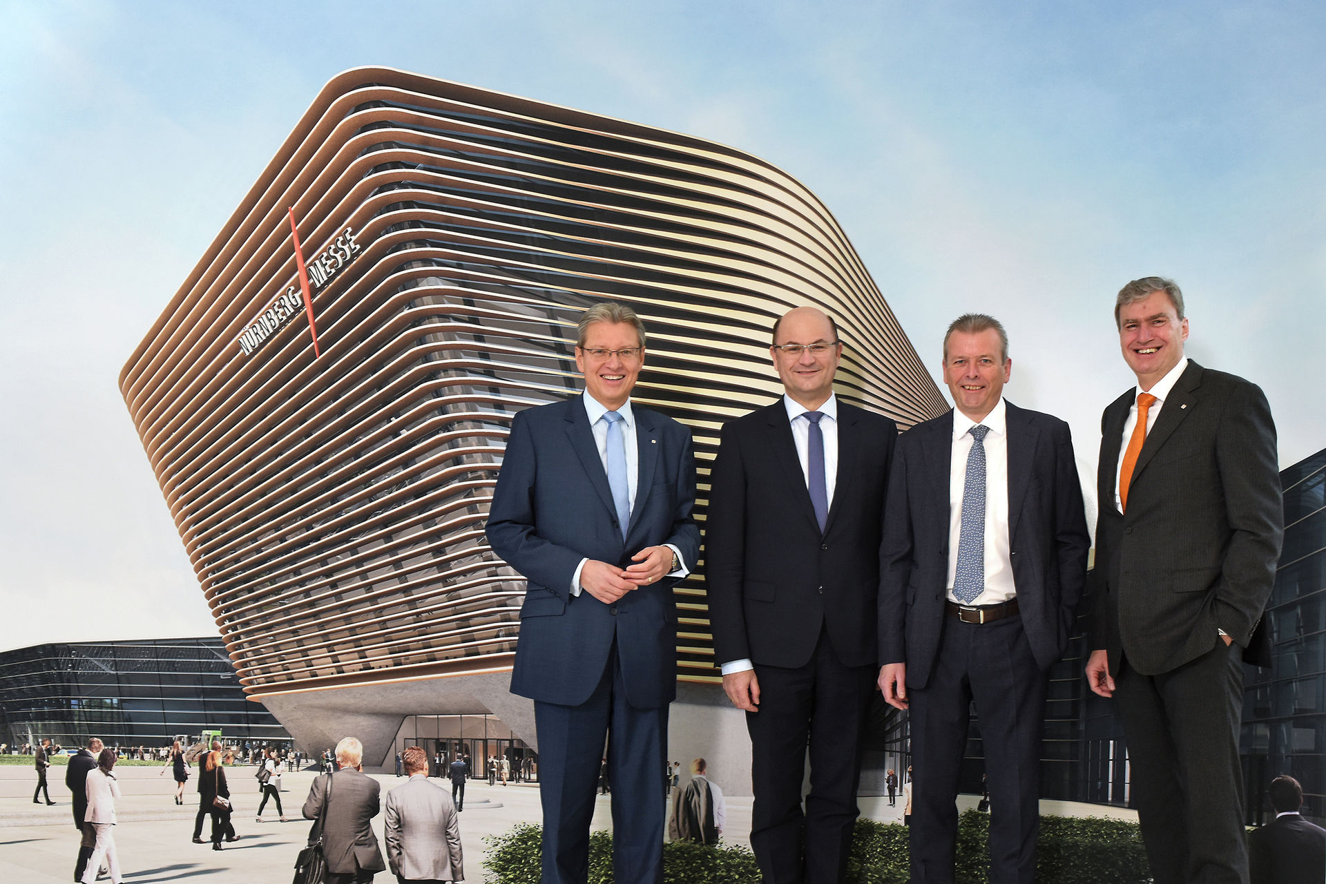 The NürnbergMesse Supervisory Board led by Albert Füracker (second from left) and Dr. Ulrich Maly (second from right) supports the proposal of Dr. Roland Fleck (left) and Peter Ottmann (right) to build the new NCC Süd.