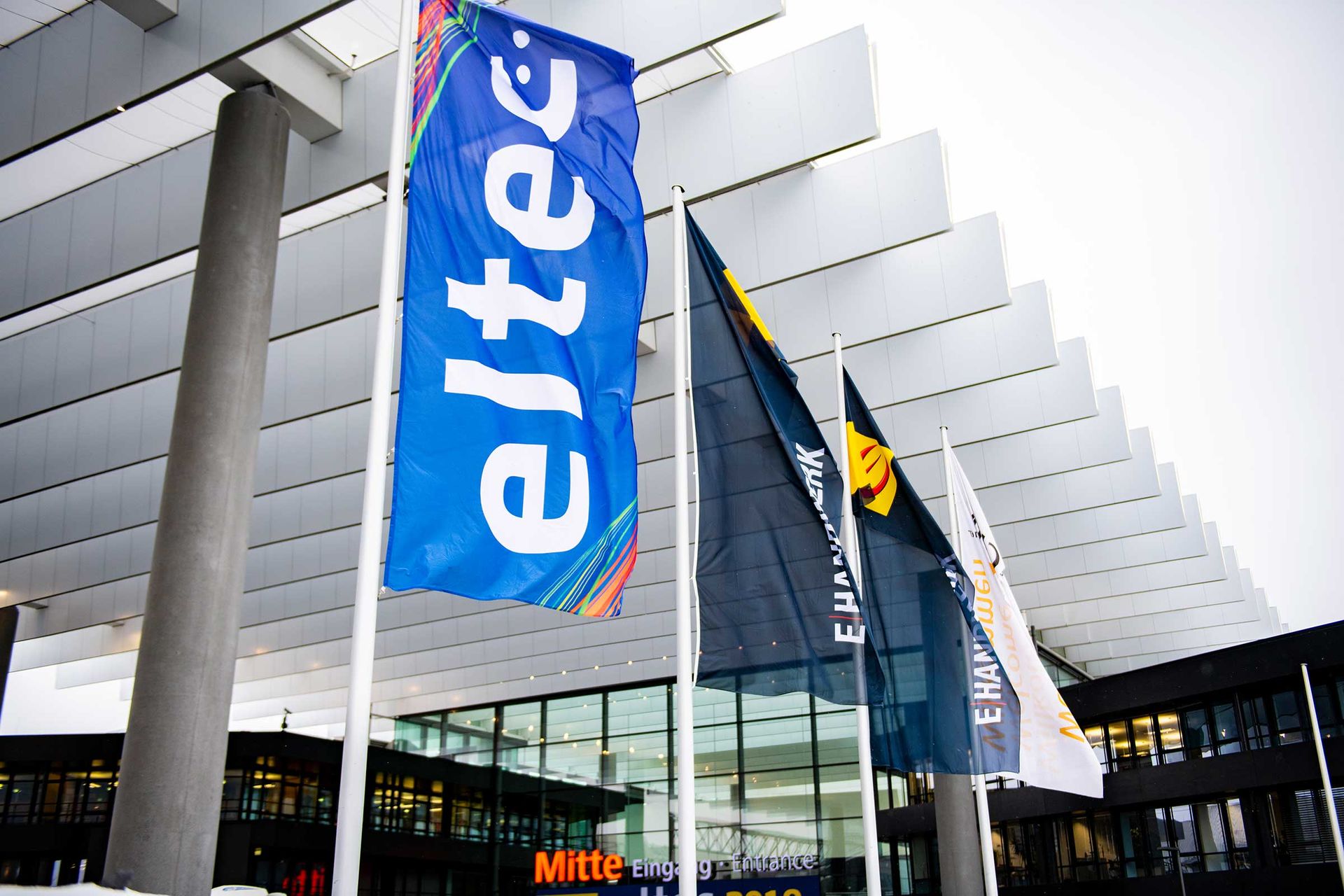 Flaggen mit eltec-Logo vor dem Eingang der NürnbergMesse