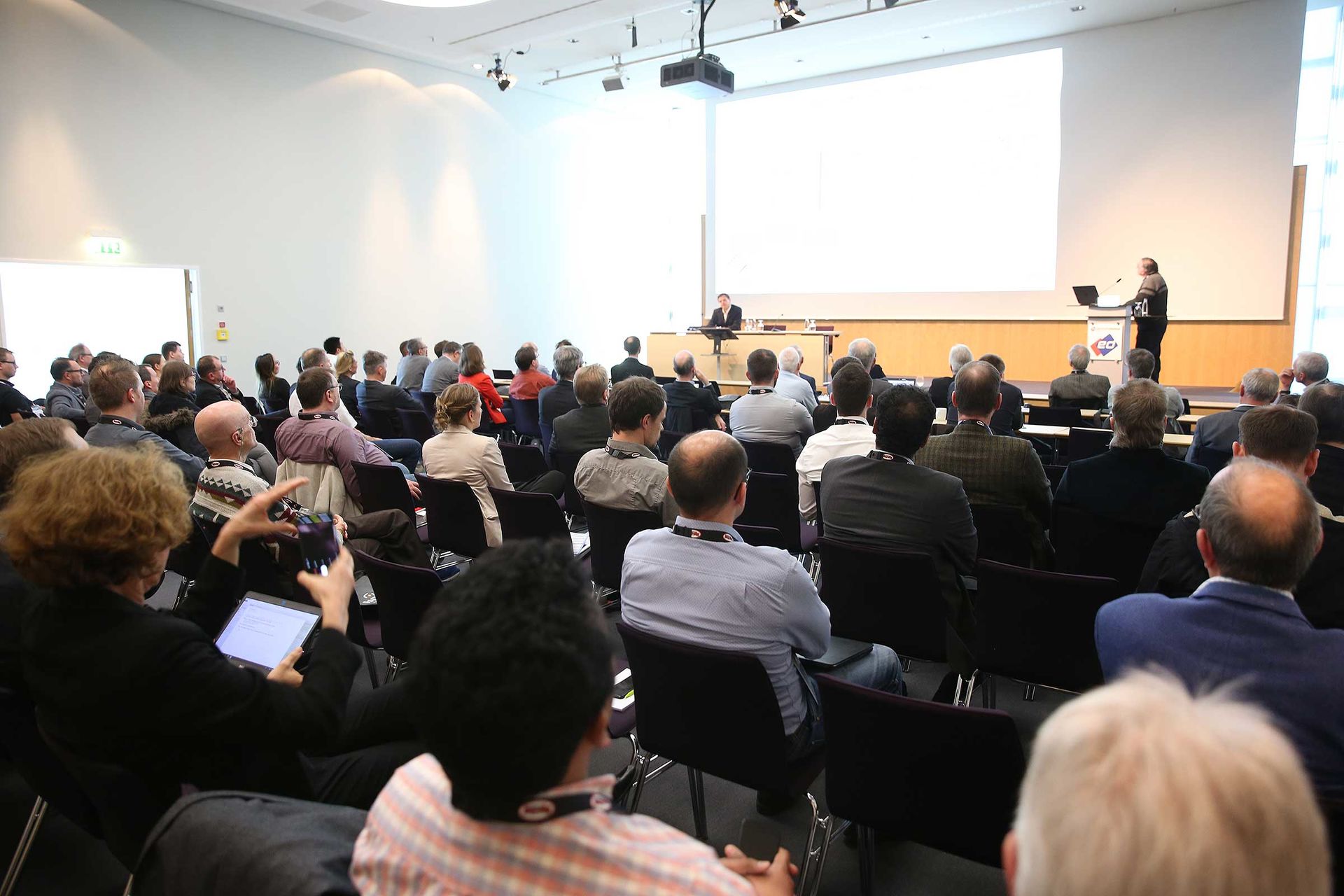 Auf dem Foto sehen Sie einen vollen Konferenzsaal zur embedded world Confernce 2019. Ein Redner spricht zu den Teilnehmern.