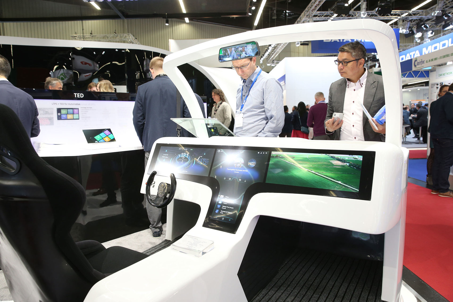 Auf dem Foto sehen Sie ein modernes Armaturenbrett mit Displays