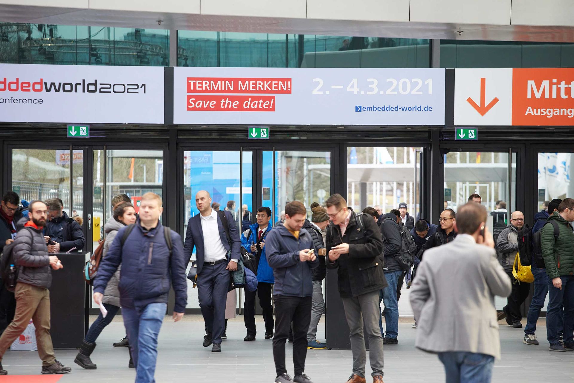 Besucher auf dem Weg zur embedded world 2020