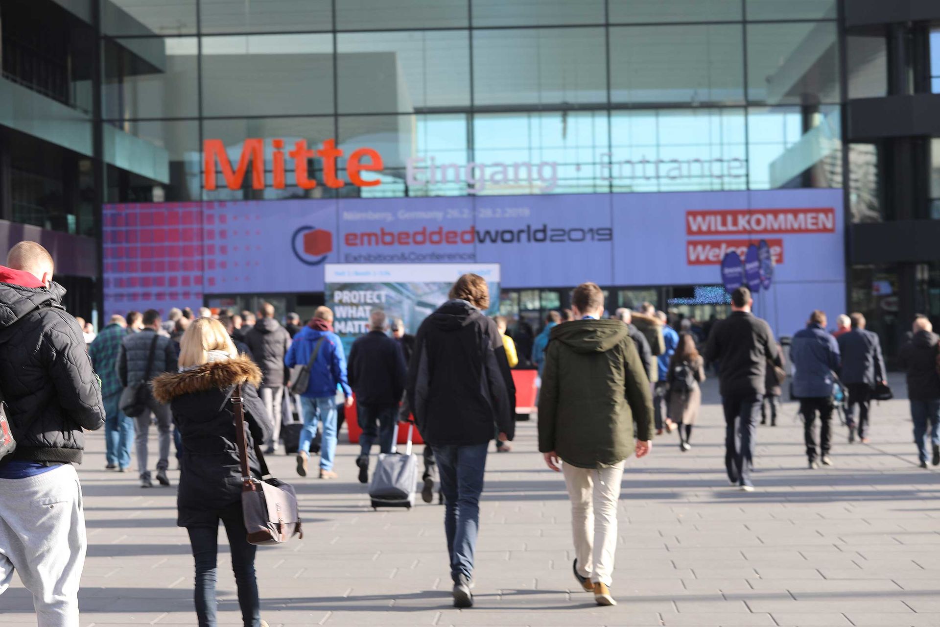 Auf dem Foto sehen Sie sehr, sehr viele Menschen die auf das Messegelände zur embedded world strömen