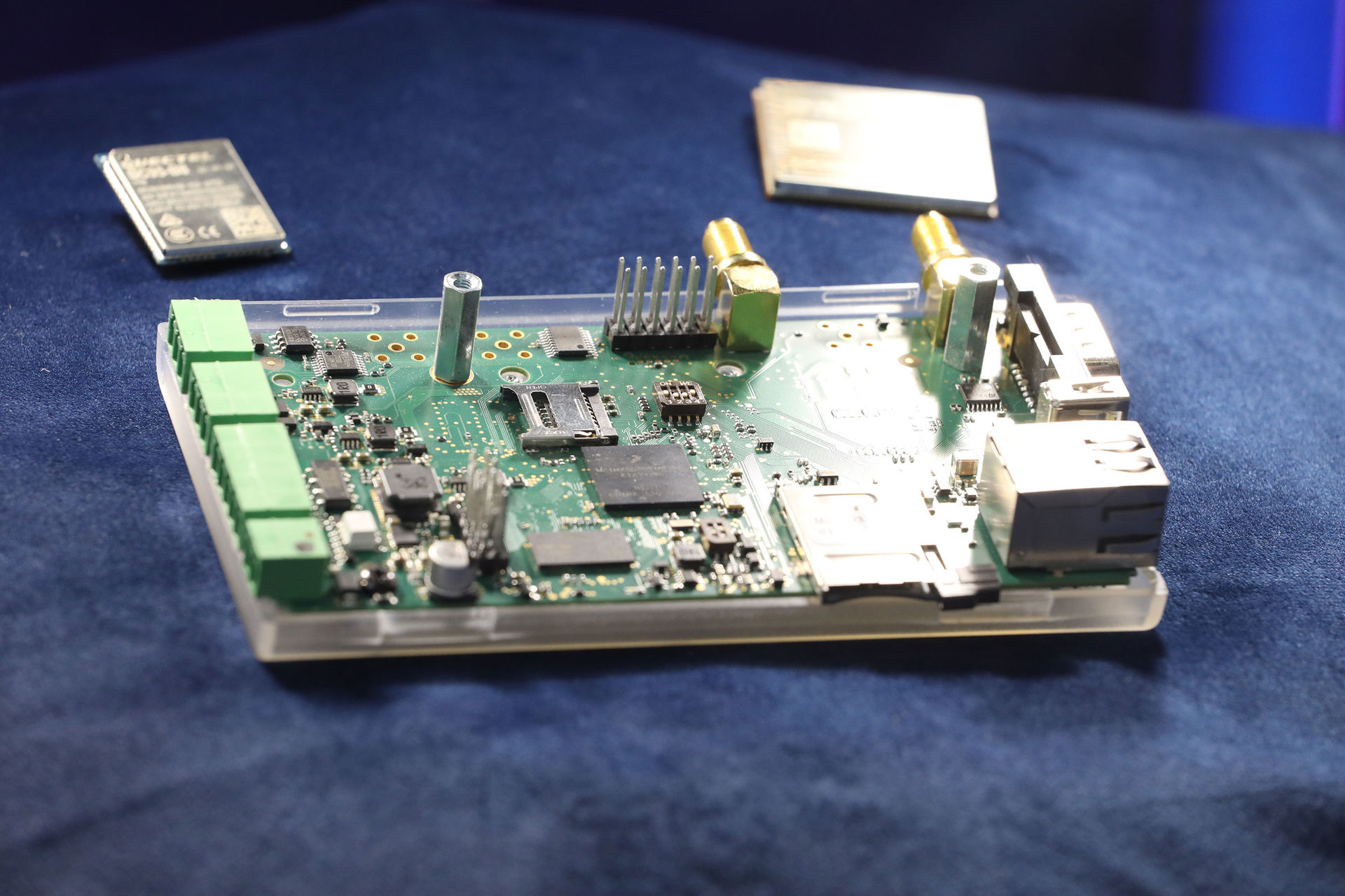 Auf dem Foto sehen Sie ein Embedded-System. Dieses besteht aus einer Platine und diversen kleinen elektronischen Bauteilen