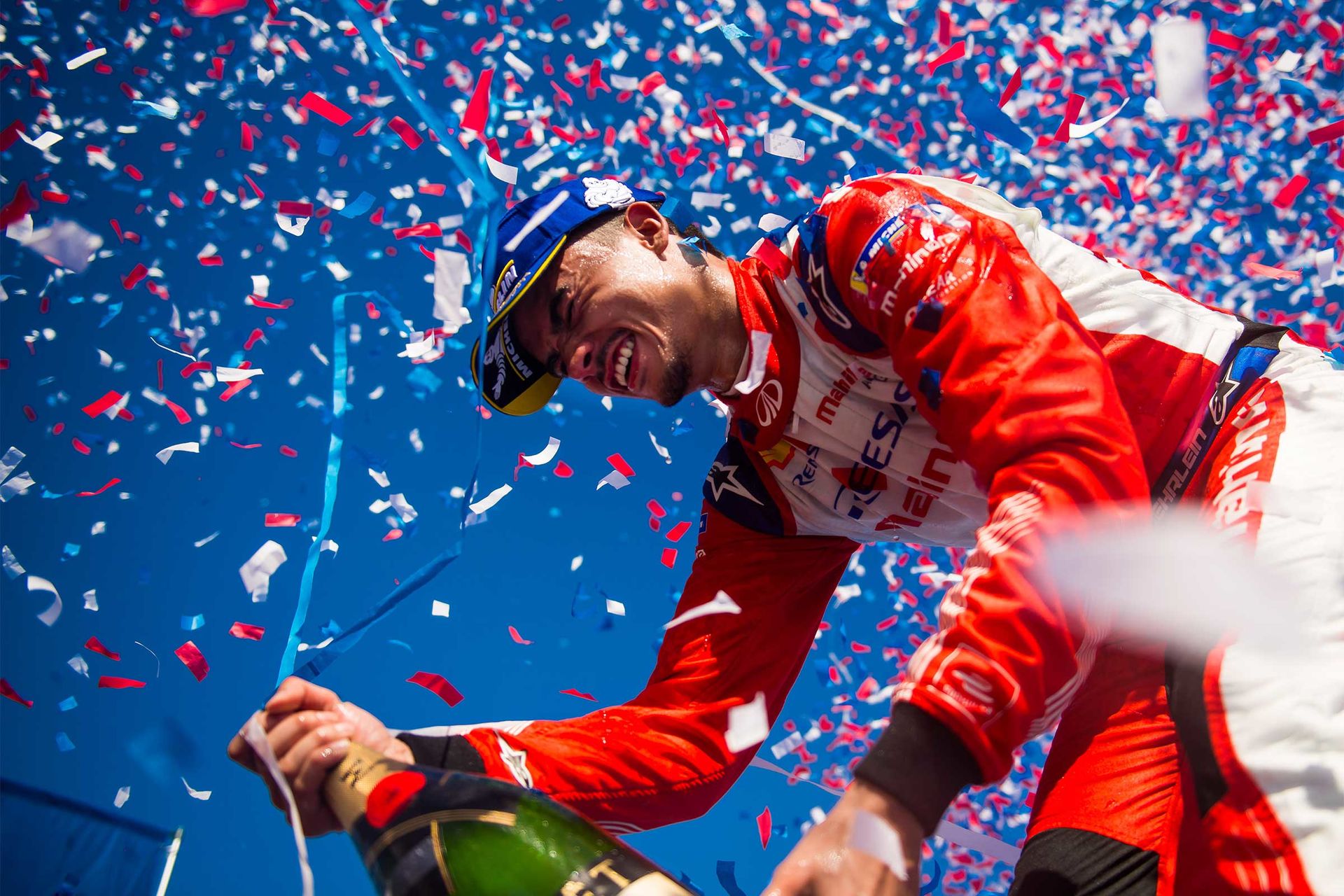 Auf dem Foto sehen Sie den Formel E Fahrer Pascal Wehrlein vom Mahindra Racing Team bei der Siegerehrung.