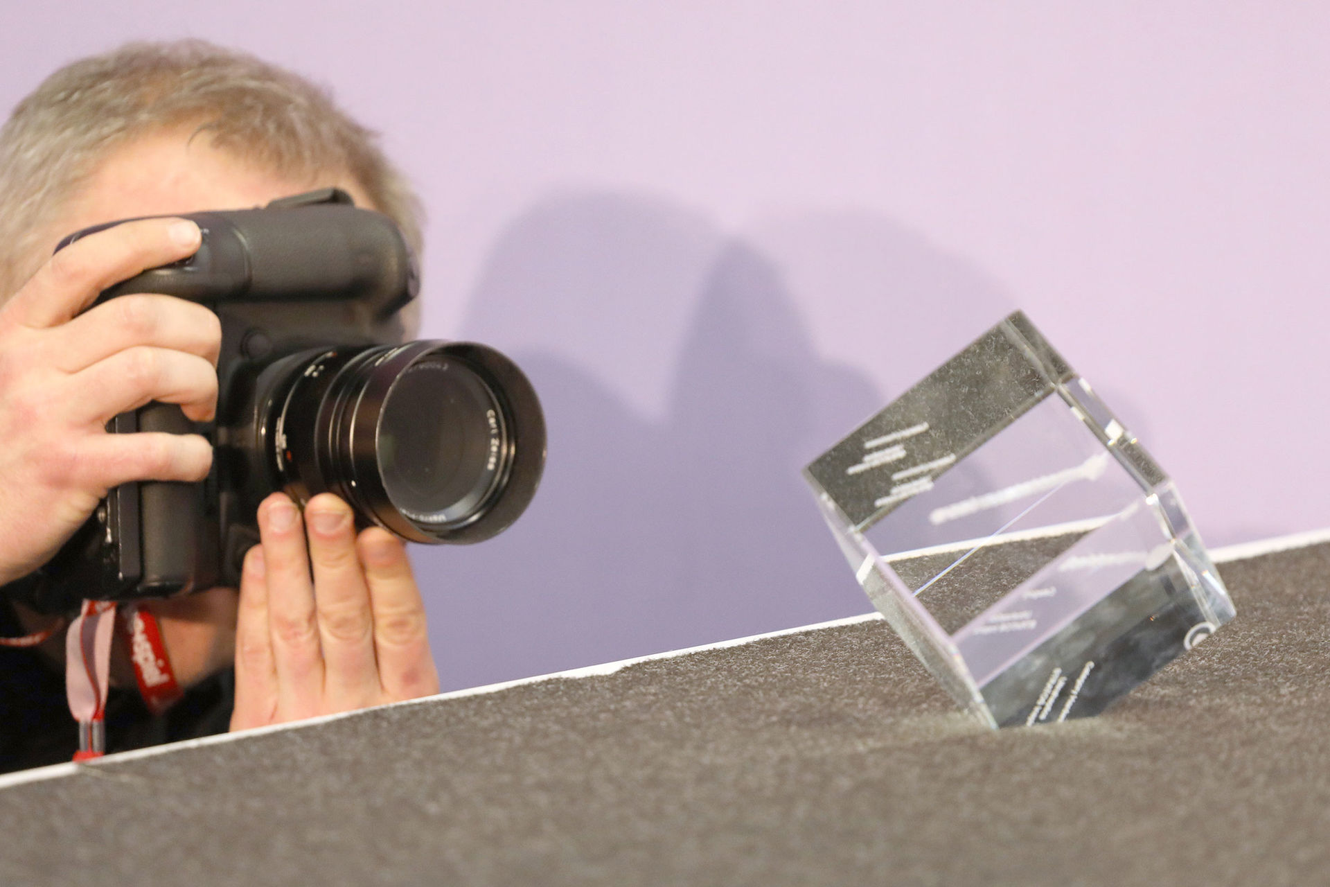 Auf dem Foto sehen Sie den embedded award, der am ersten Messetag verliehen wird.