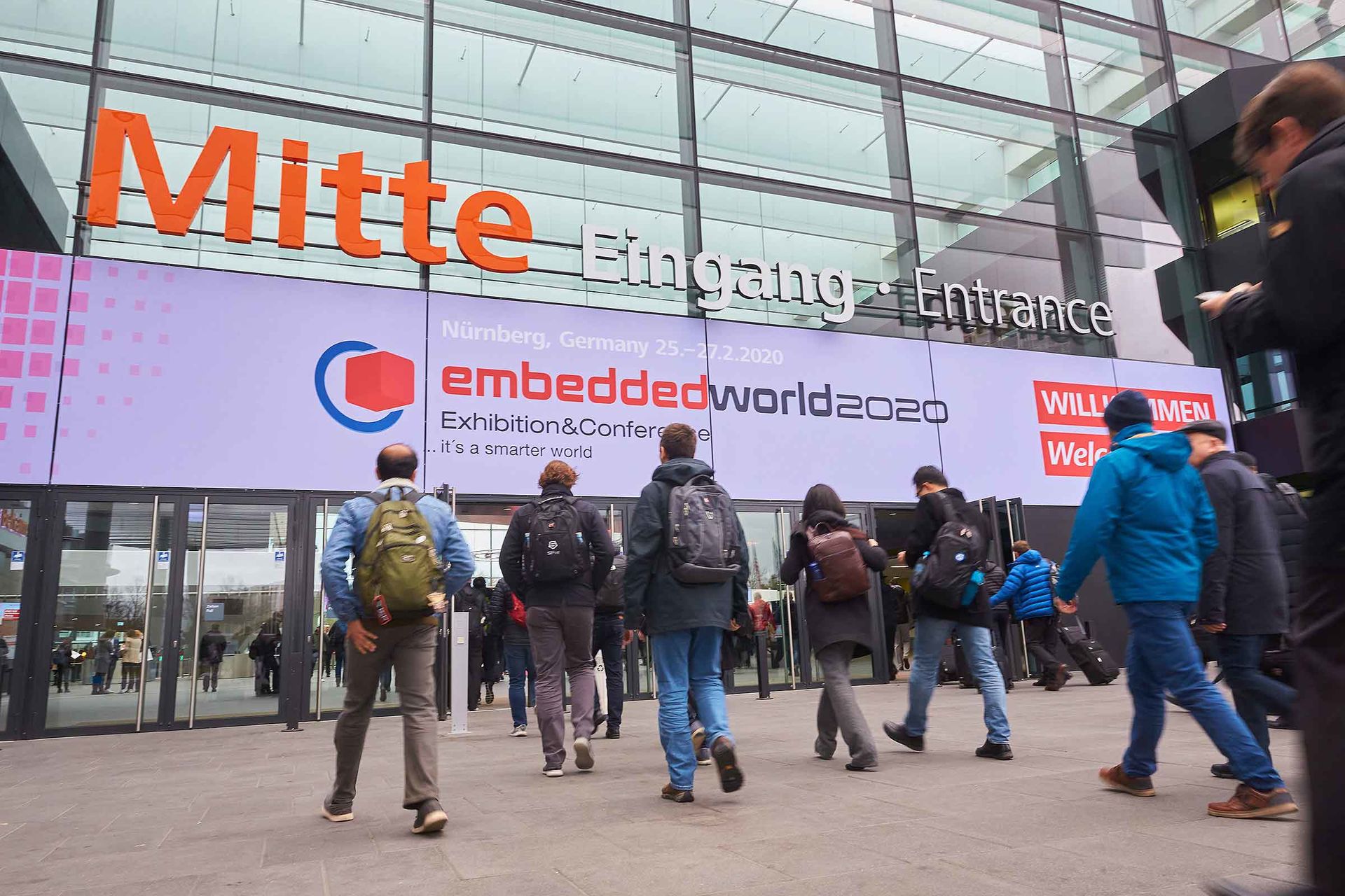 Auf dem Foto sehen Sie Besucher vor dem Eingang der embedded world 2020.