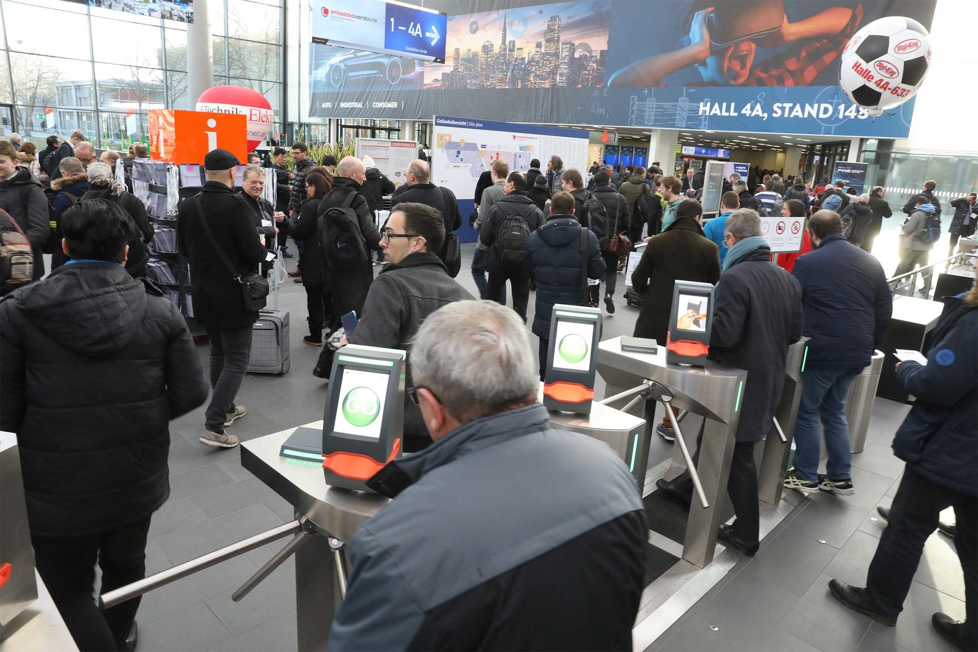 Auf dem Foto sehen Sie sehr viele Fachbesucher, die zur embedded world kommen.