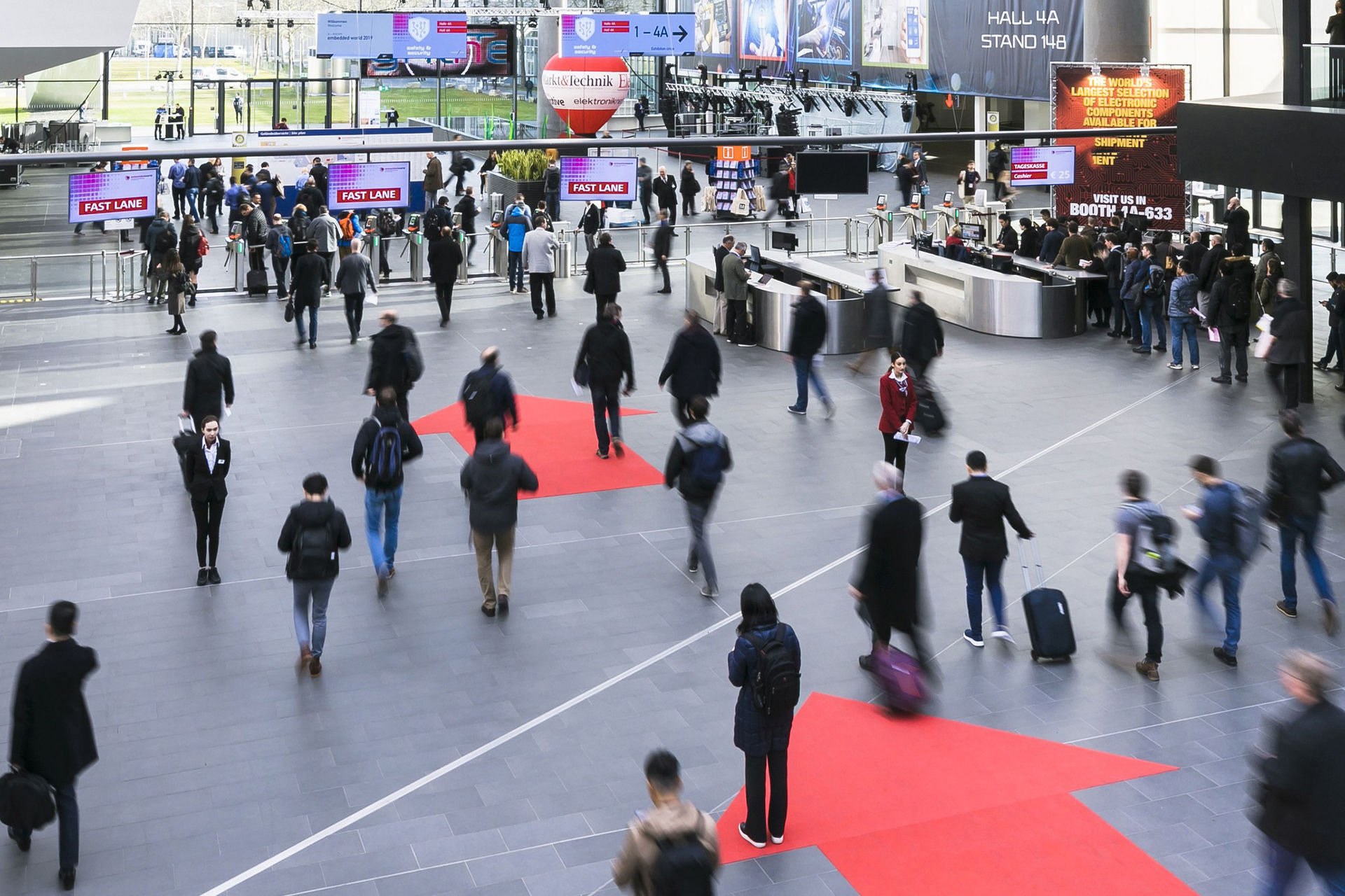 Menschen auf der Messe
