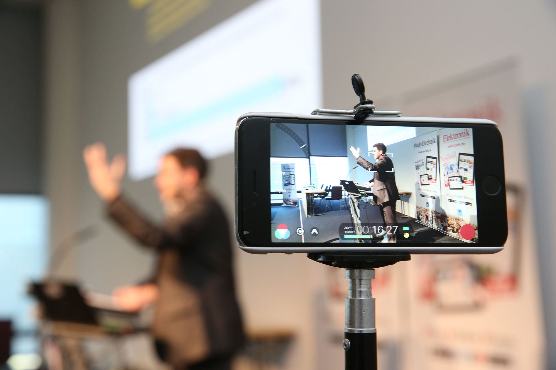 Auf dem Foto sehen einen großen Saal mit Teilnehmern der embedded world Conference die einen Referenten interessiert zuhören