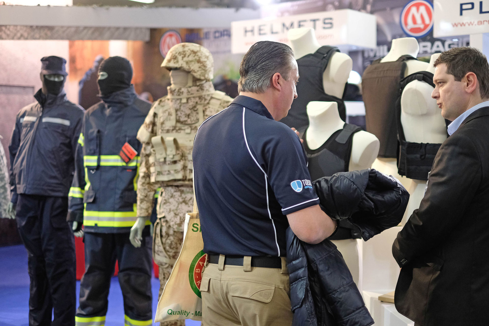 Zwei Männer im Gespräch an einem Stand der Enforce Tac 2017