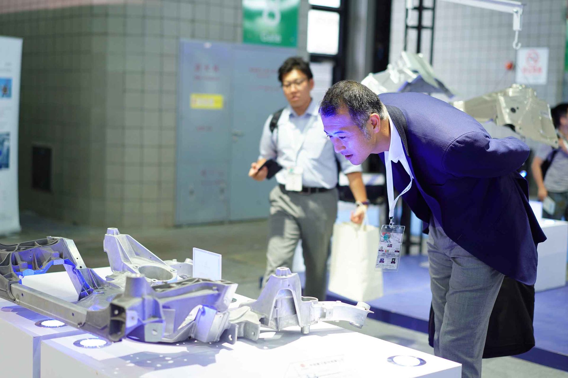 Fachbesucher informiert sich auf der CHINA DIECASTING