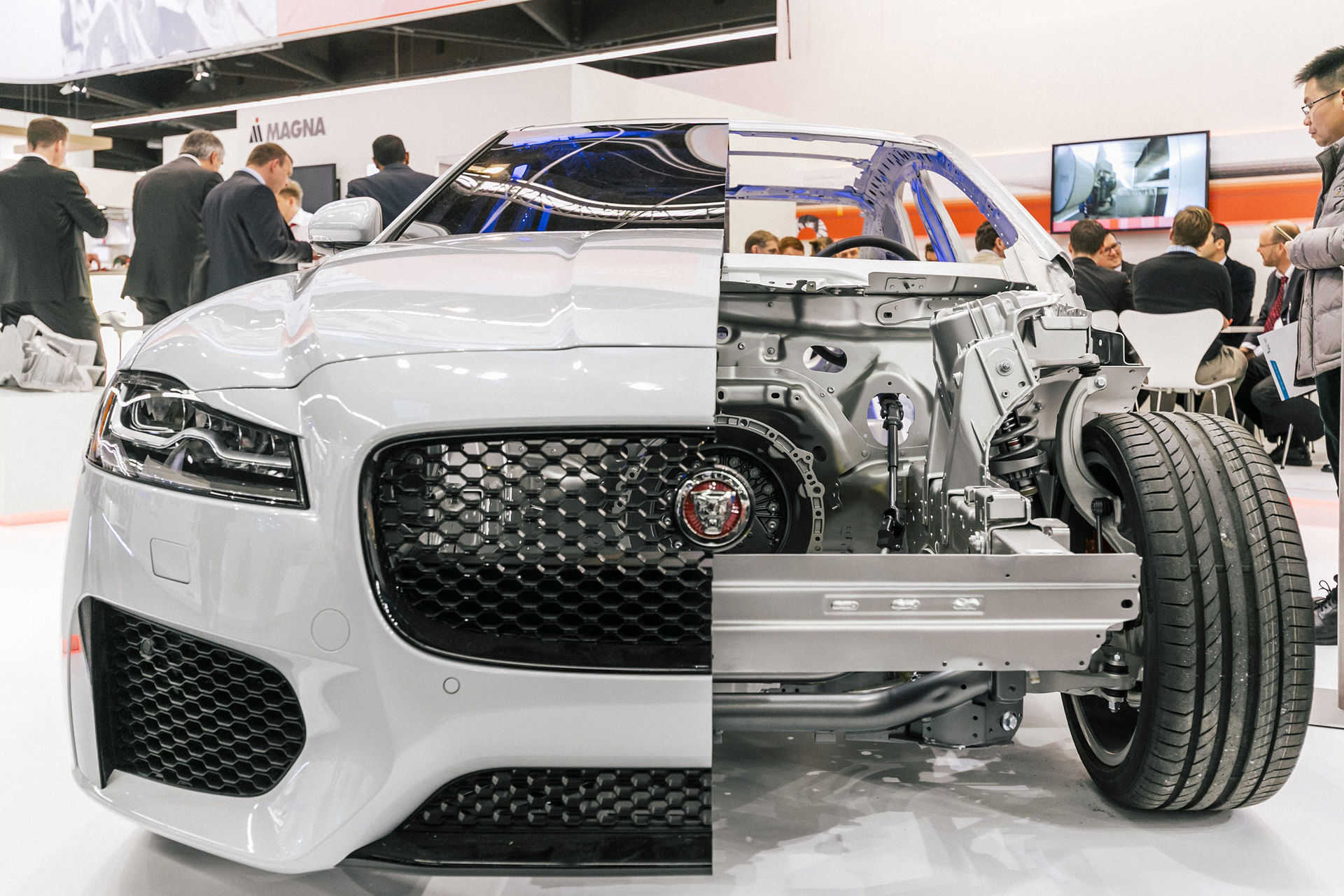 Frontalansicht eines Autos: Eine Hälfte komplett, die andere Hälfte nur als Chassis