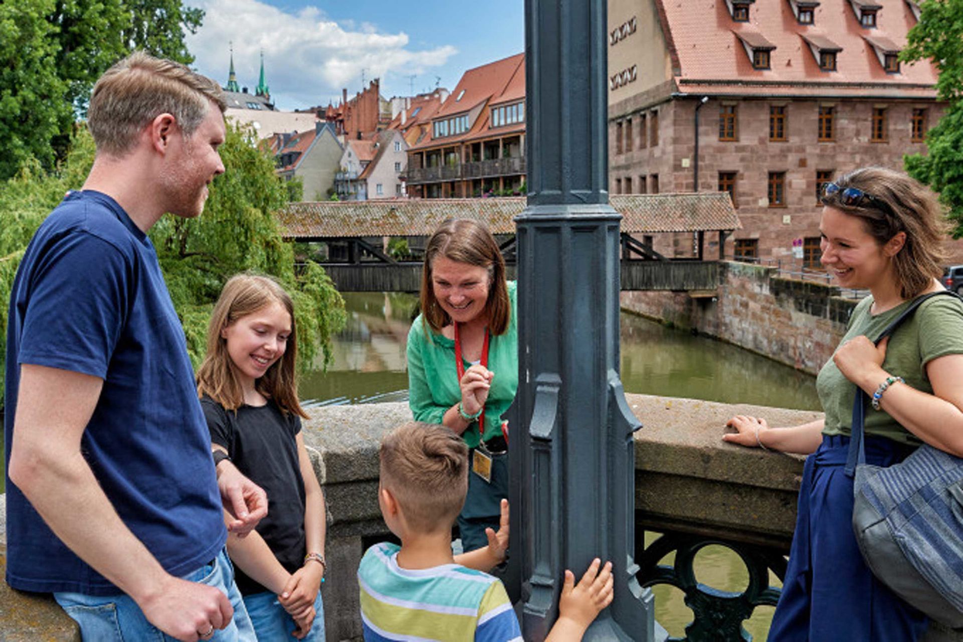 Familie bei der Kinderstadtführung in Nürnberg