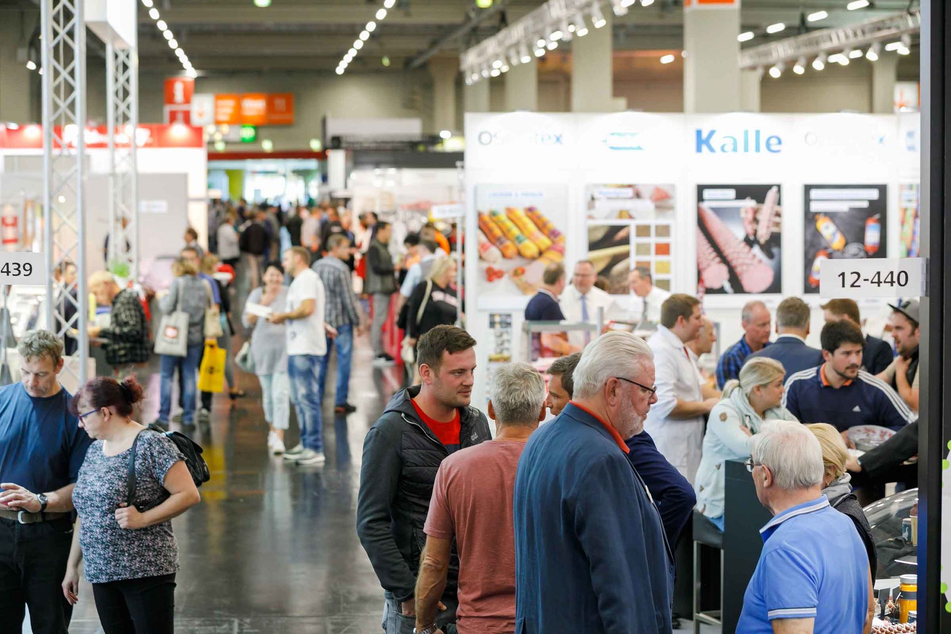 Geschäftiges Treiben an den Ständen in der Messehalle der evenord