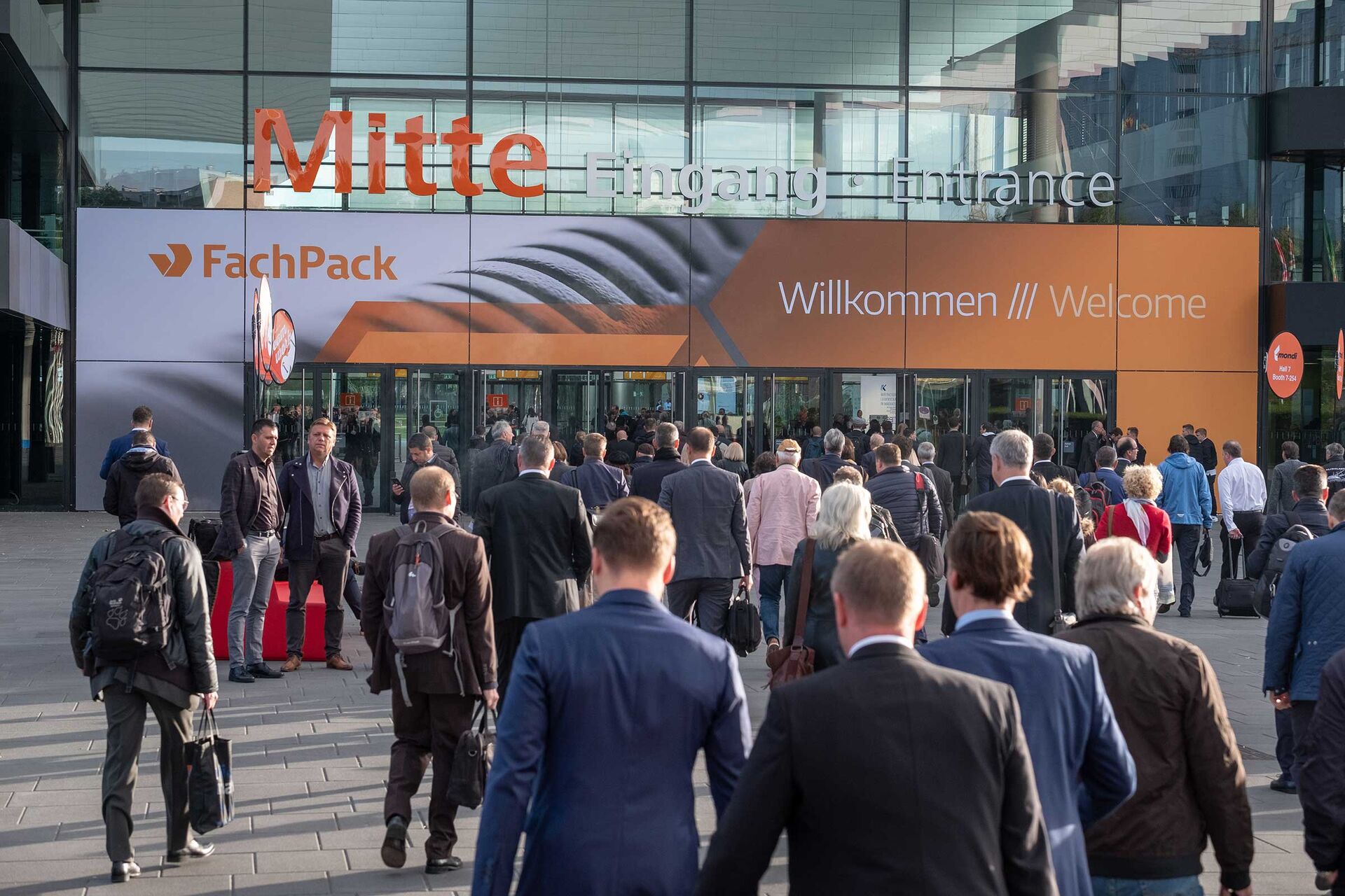 Besucher der FachPack betreten die Messe
