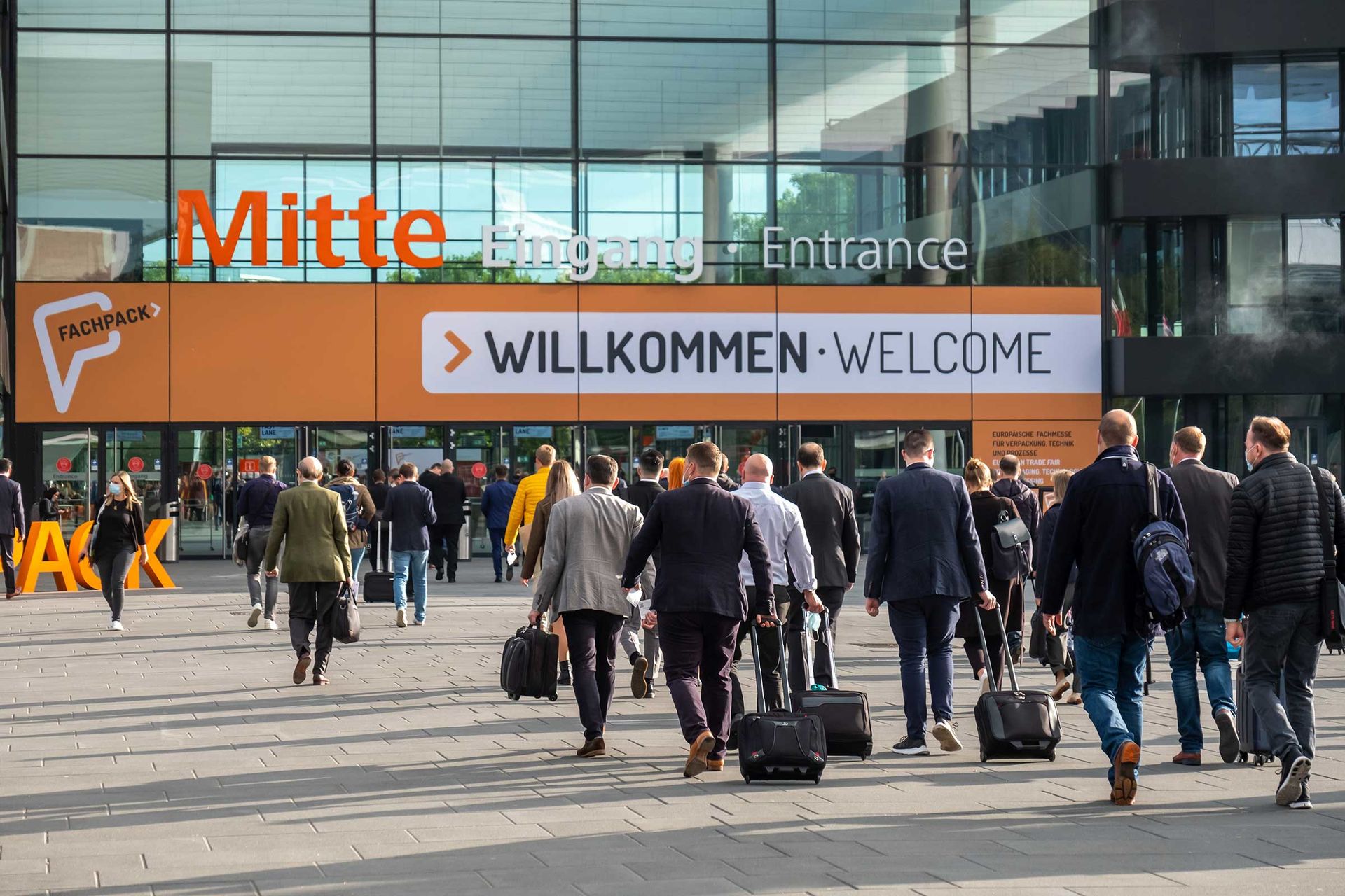 Besucher strömen zum Messe-Eingang