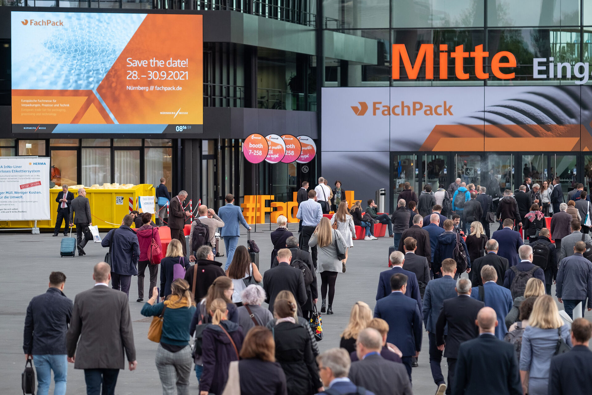Besucher der FachPack betreten die Messe