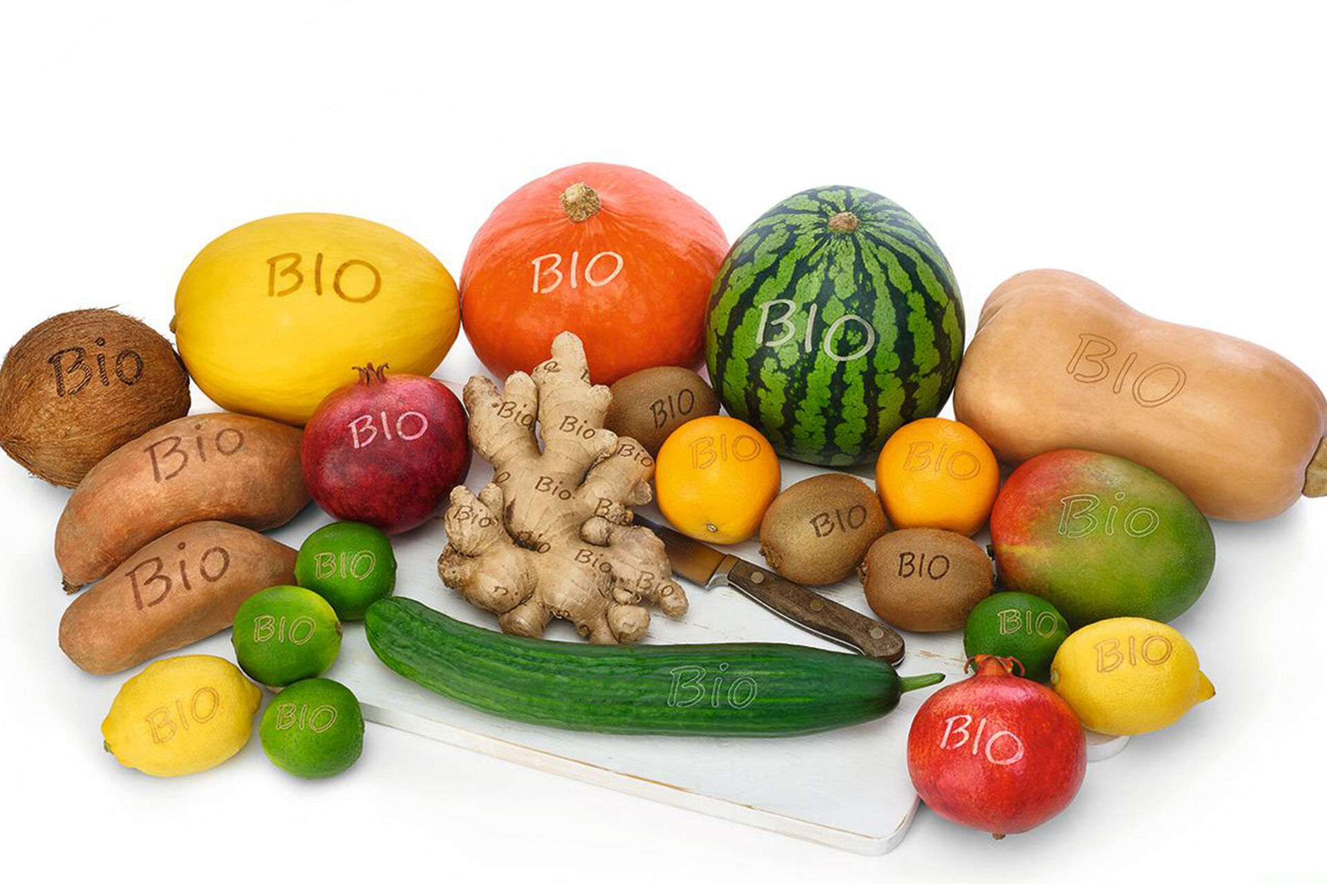 Mit Lasermarking gekennzeichnetes Obst und Gemüse. Darauf steht: Bio.