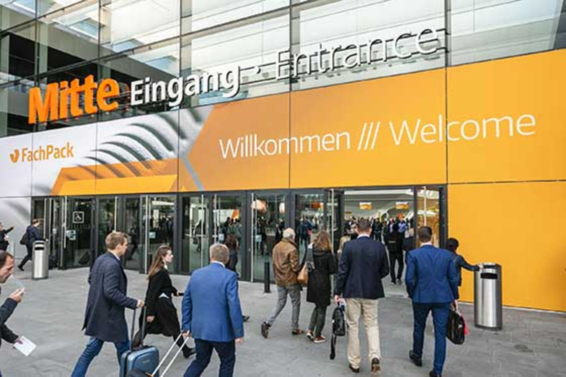 Besucher der FachPack betreten den Eingang der NürnbergMesse