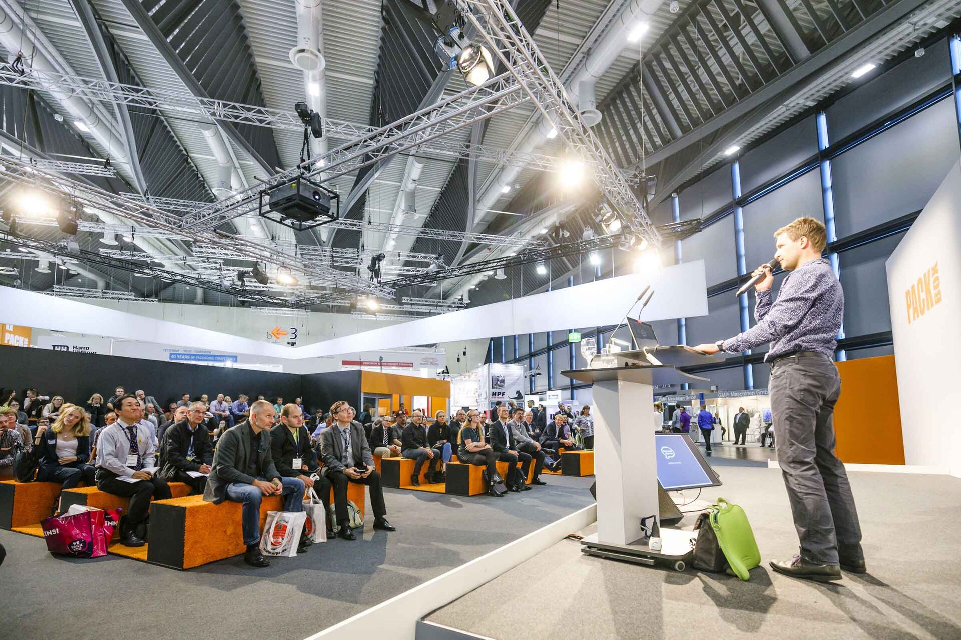 Redner spricht im Forum PackBox zu vielen Zuhörern