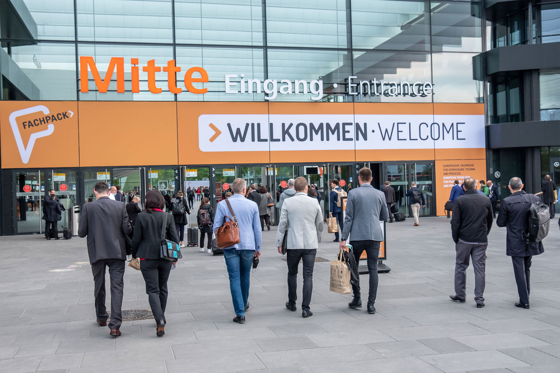 Besucher beim Zutritt zum Messegelände