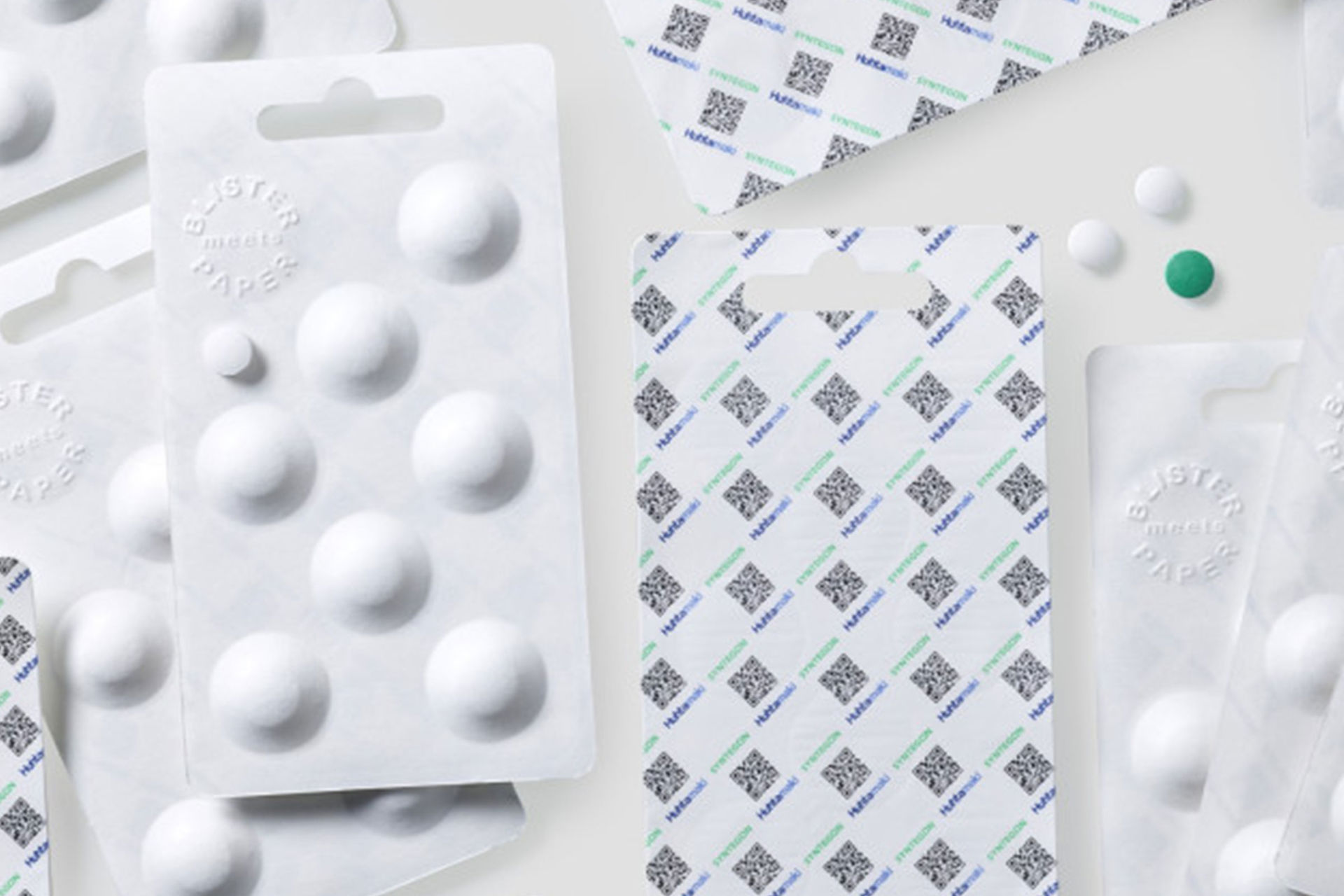 Von Syntegon gemeinsam mit Huhtamaki entwickelte nachhaltige Papieralternative zu Kunststoffblistern für Tabletten und Kapsel.