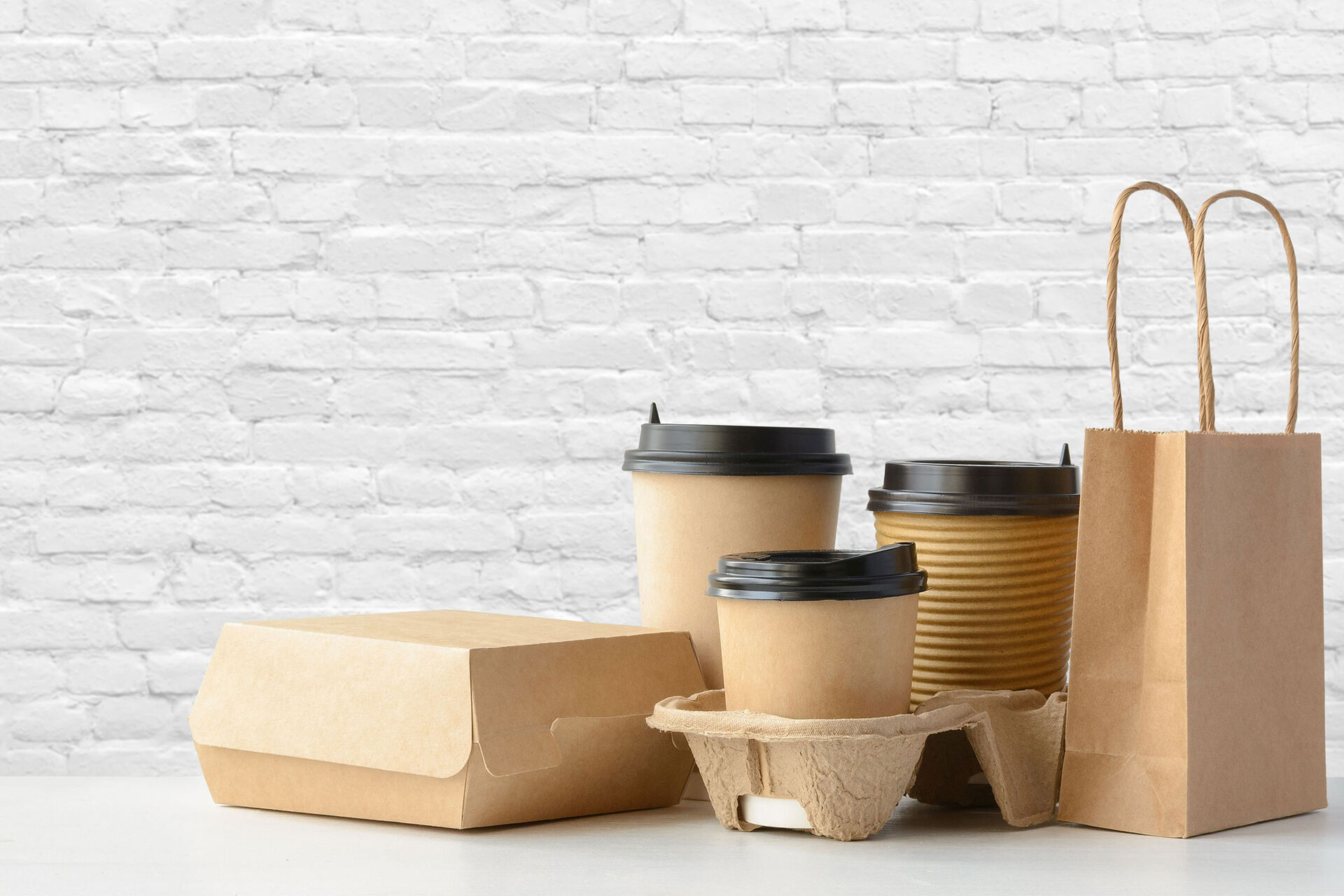 Take-away Behälter, Becher und Täschchen aus Papier im Recycling-Look