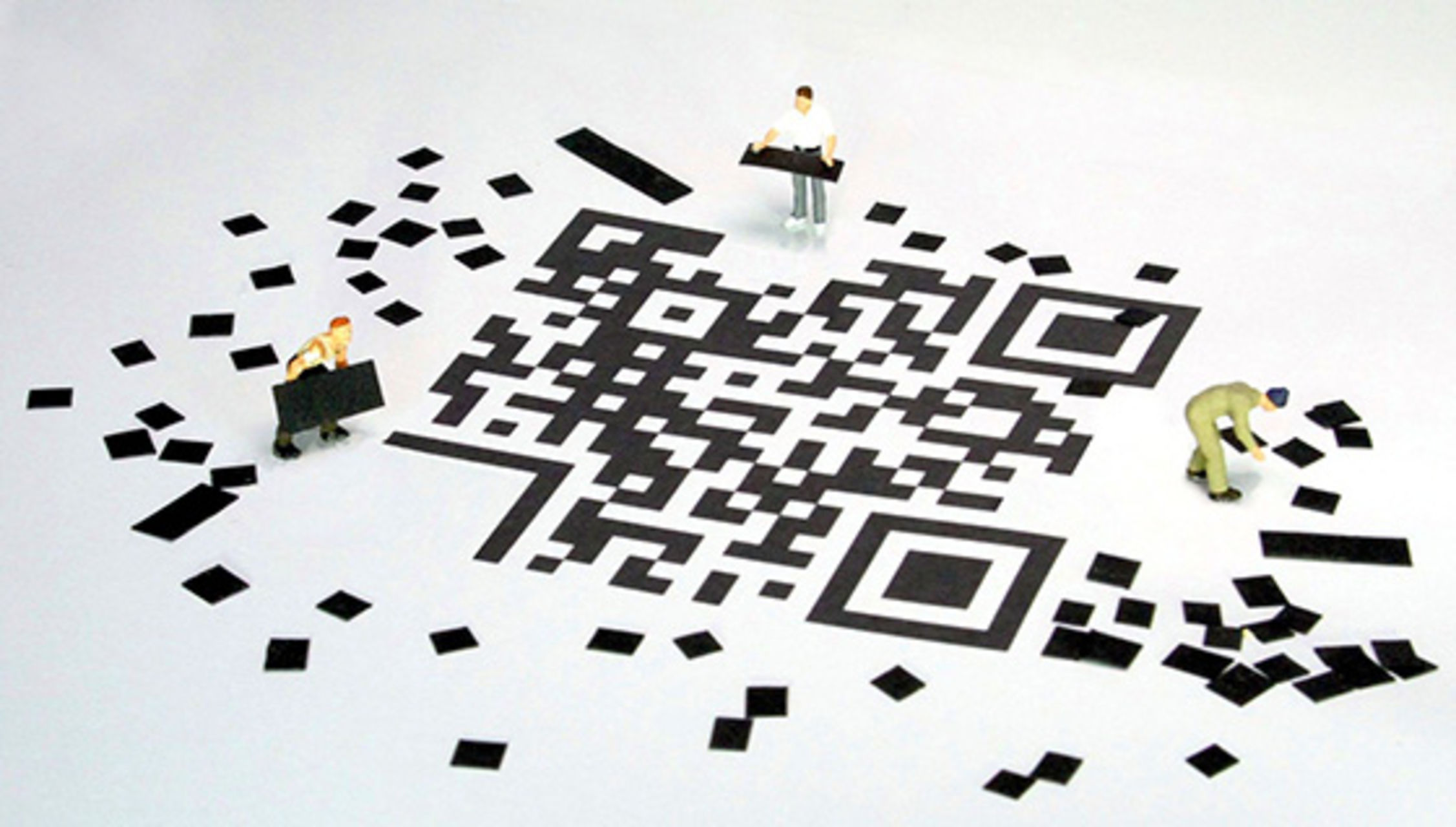 Kleine Männchen setzen einen riesigen QR-Code zusammen