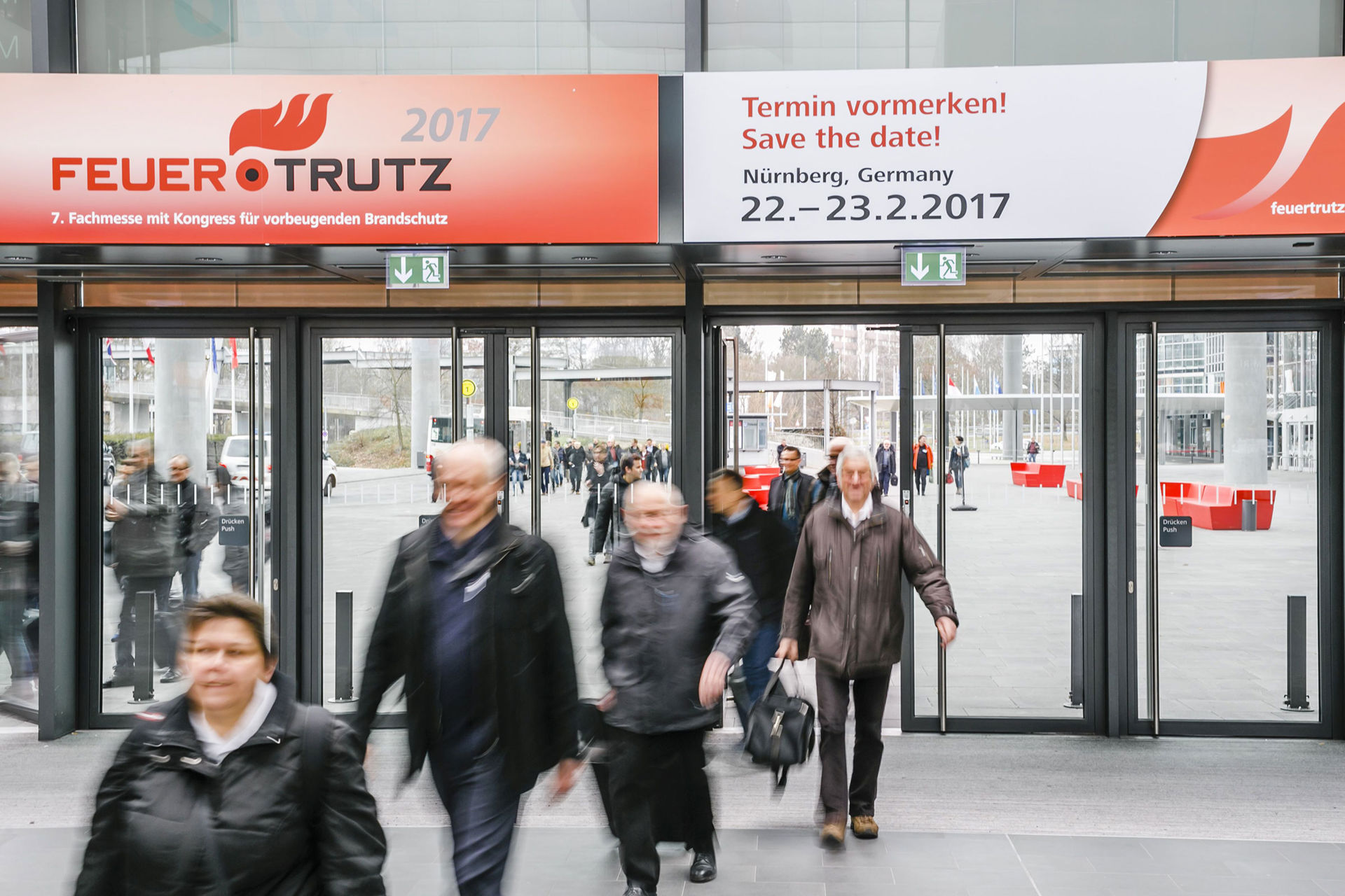 Besucher der FeuerTRUTZ strömen in die Messe