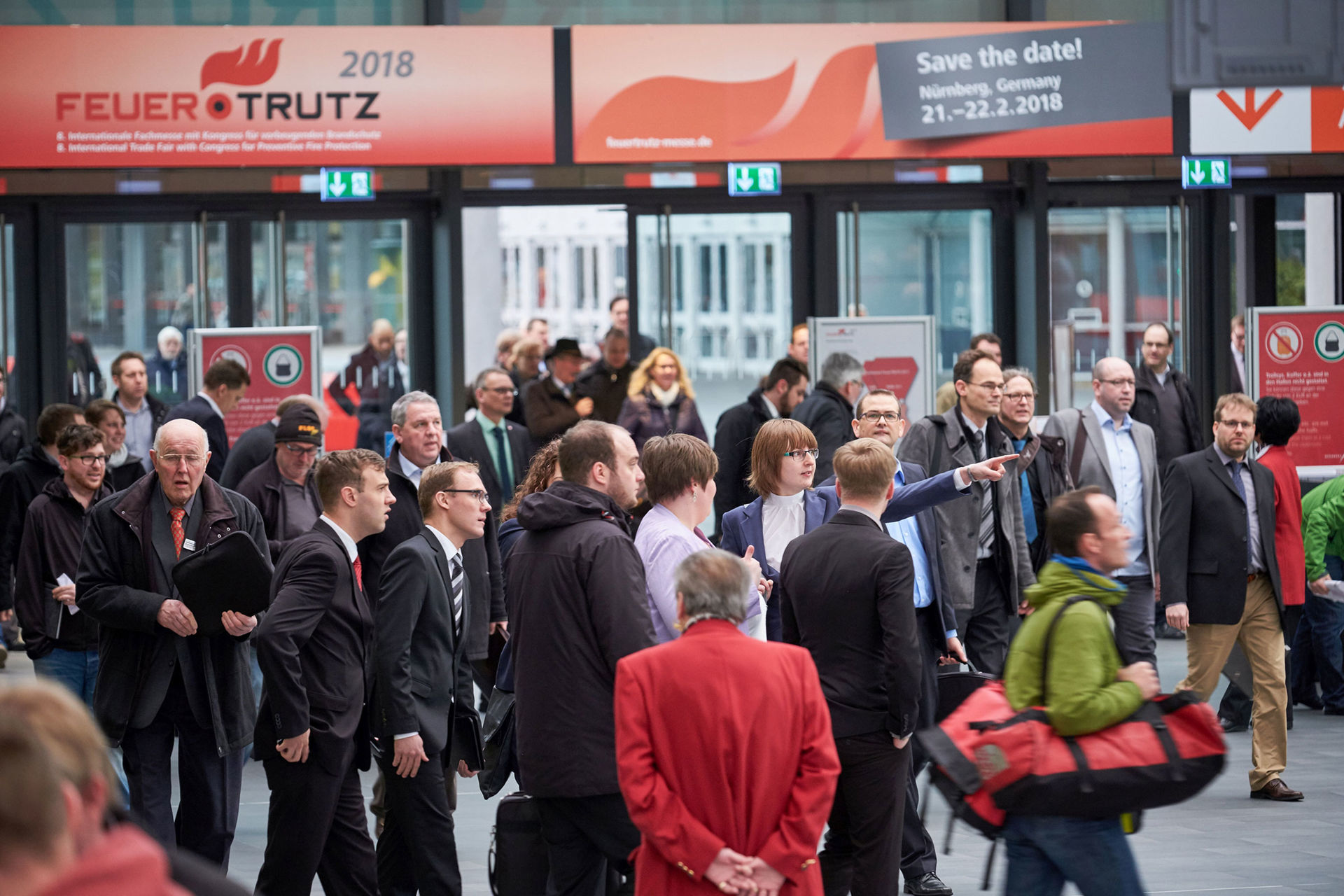 Viele Menschen vor dem Gebäude der NürnbergMesse