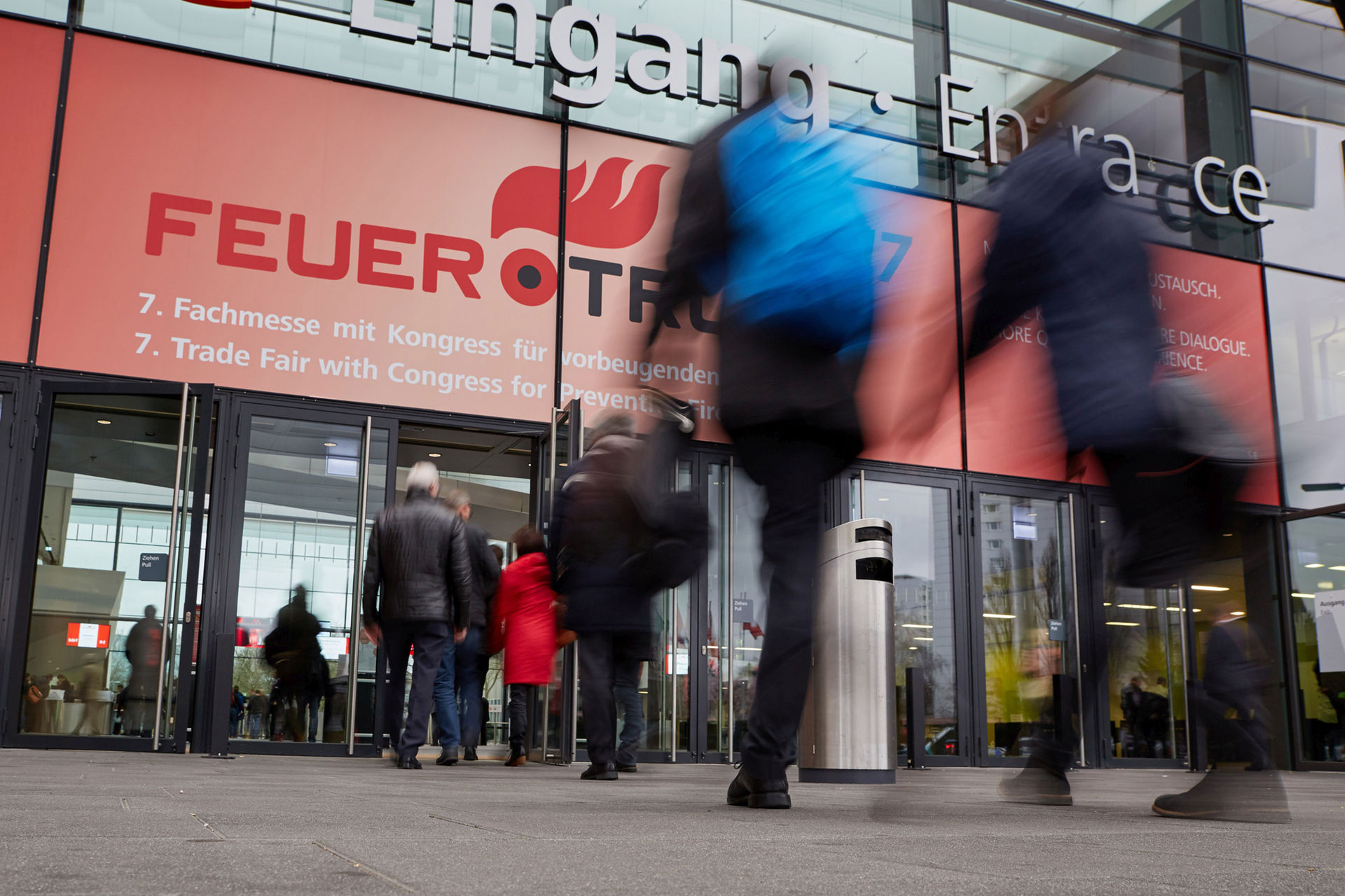 Zahlreiche Besucher strömen in die NürnbergMesse zur FeuerTRUTZ