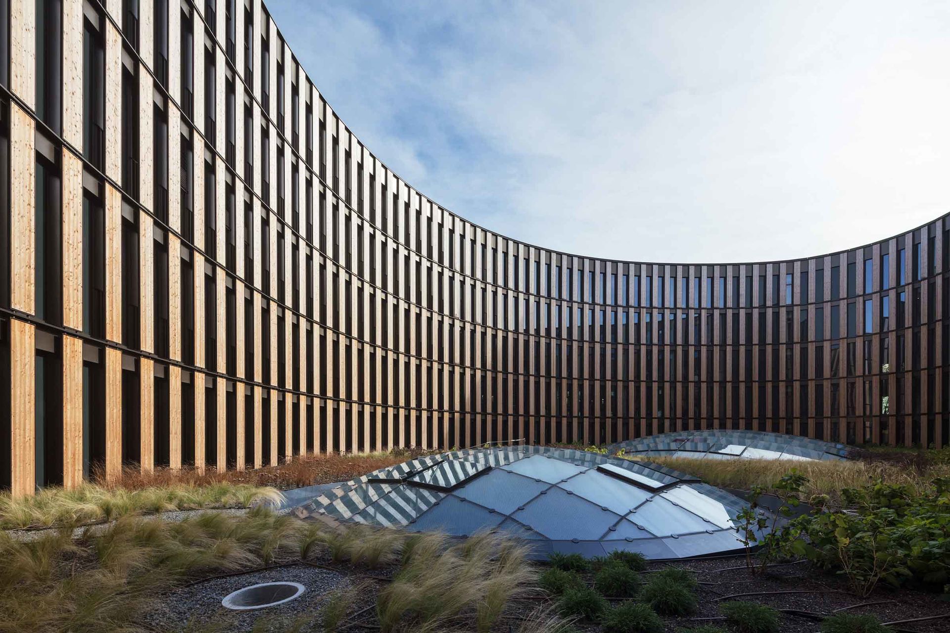 Vertical photovoltaic elements are placed on the aluminium facade of the Freiburg administration centre, a post-and-beam construction, on surfaces where the solar radiation has been calculated to be optimal.