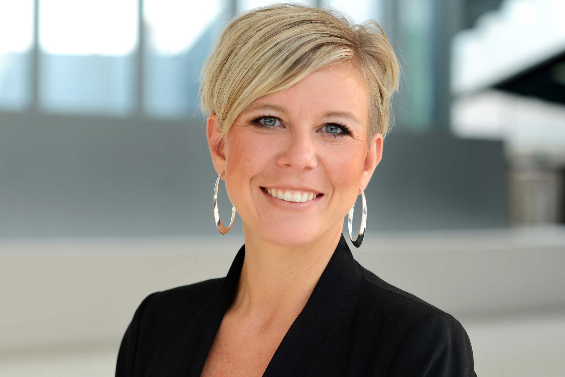 Nicole Neuendorf gehört seit 2008 zum Team der FENSTERBAU FRONTALE. Sie ist in erster Linie Ansprechsprechpartnerin für Aussteller, die an den Deutschen Gemeinschaftsständen im Rahmen der FENSTERBAU World teilnehmen möchten. Außerdem unterstützt sie das Team bei vertrieblichen Sonderaktionen