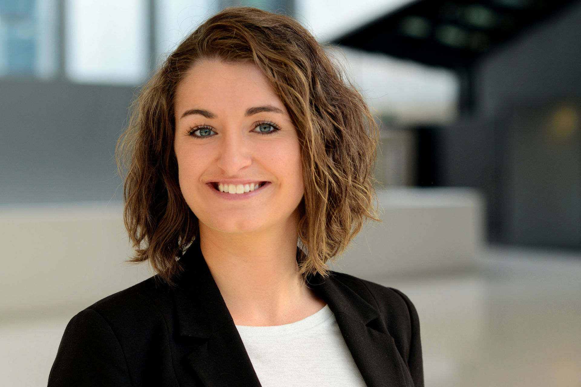 Als Koordinatorin steht Hanna Schwarz für alle Fragen der Aussteller parat. Außerdem kümmert sie sich um die technische Betreuung des Standbaus, die Logistik, Raumbelegung, Hallenaufplanung und die PressePreview.